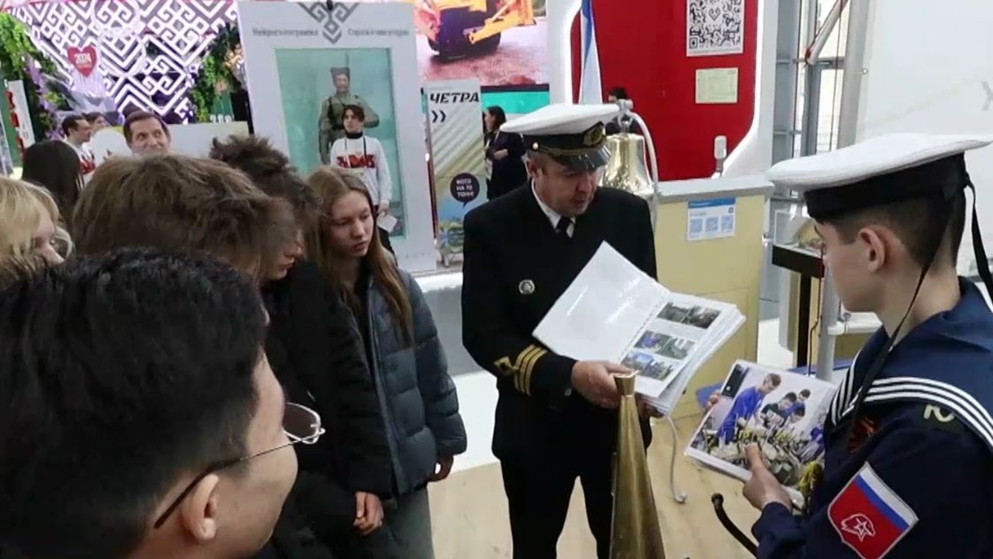 Юнги из Козьмодемьянска "пришвартовали" парусник на стенде Марий Эл на ВДНХ