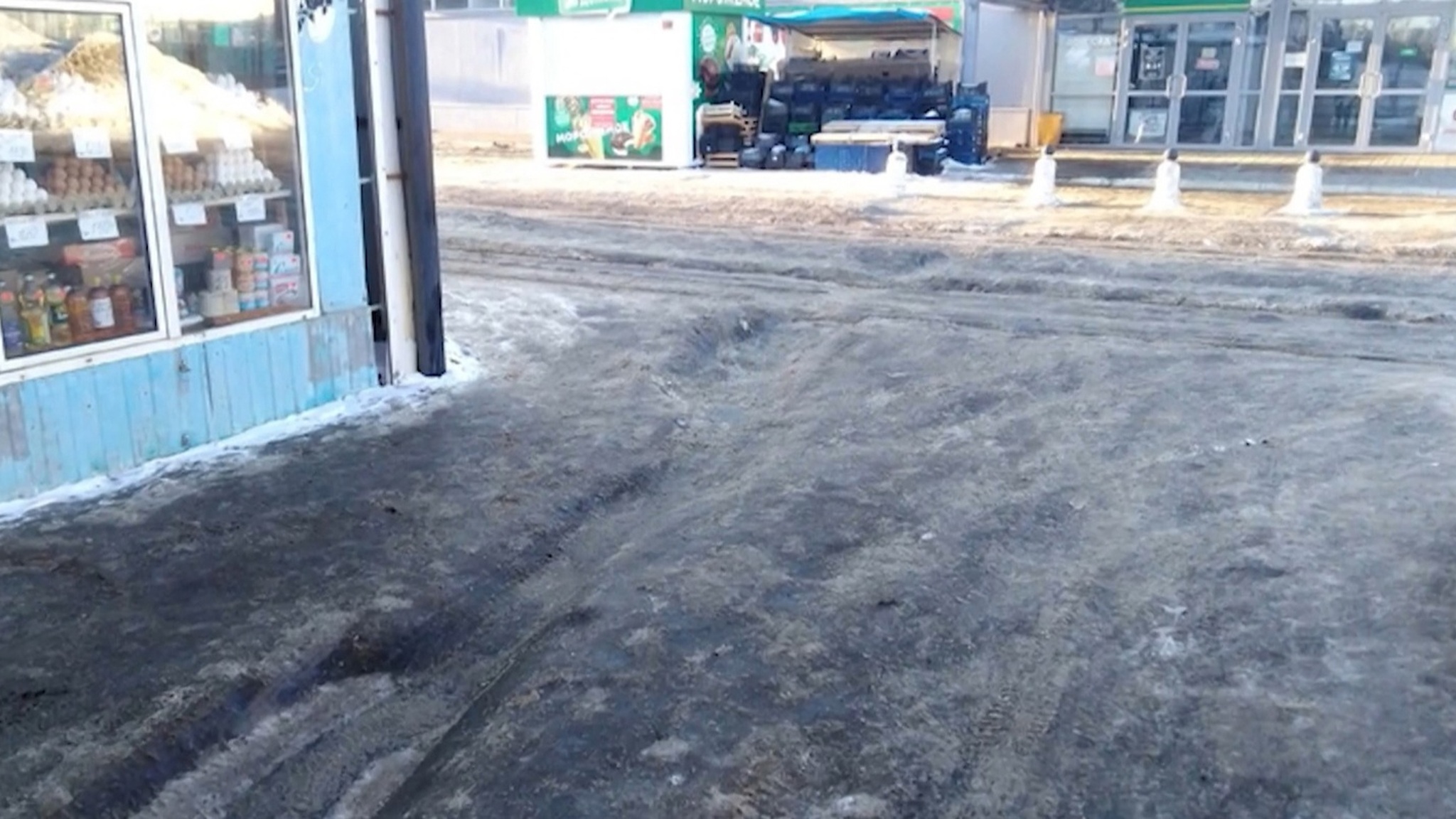 Жители Саратова продолжают жаловаться на неубранные от снега и льда тротуары