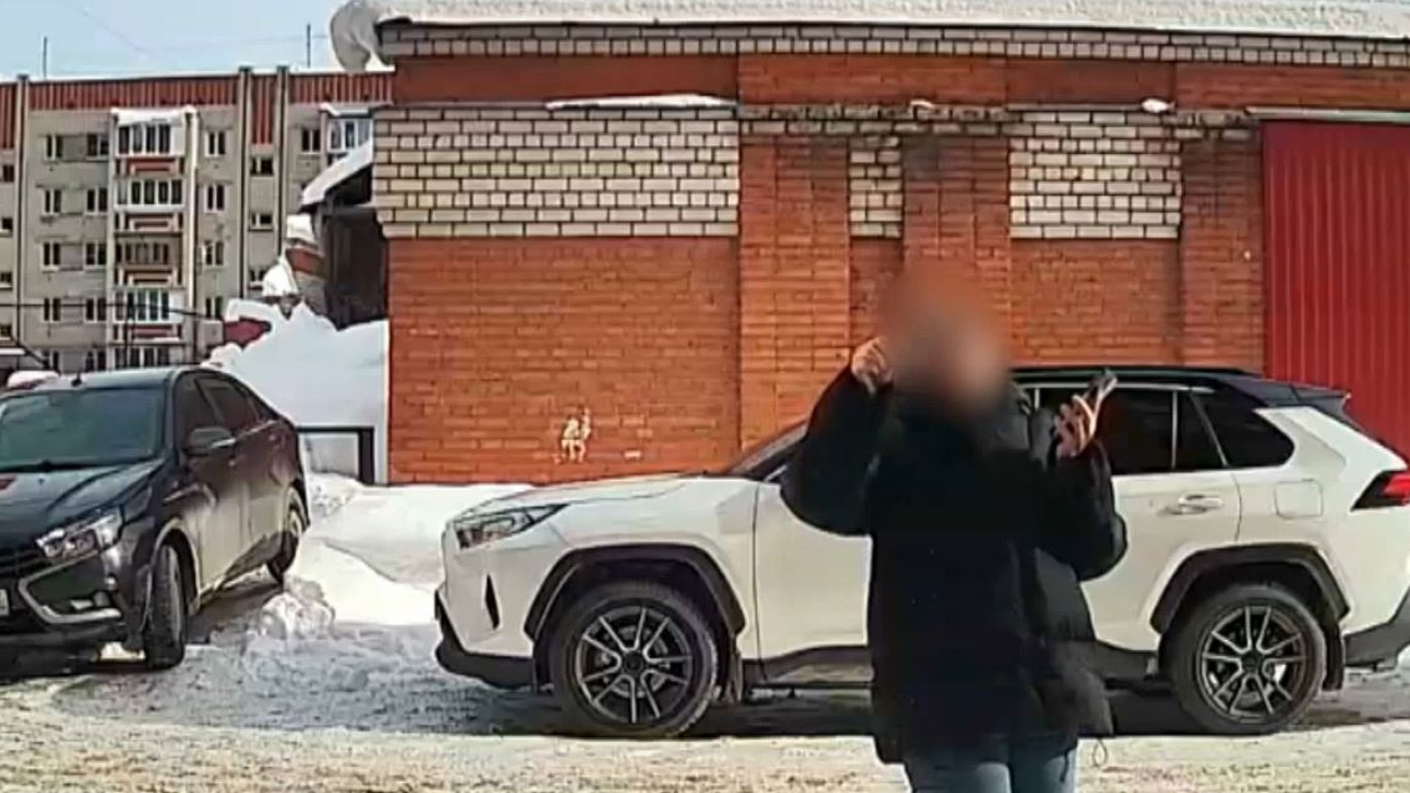 Жительница Йошкар-Олы получила сотрясение мозга из-за упавшего с балкона снега