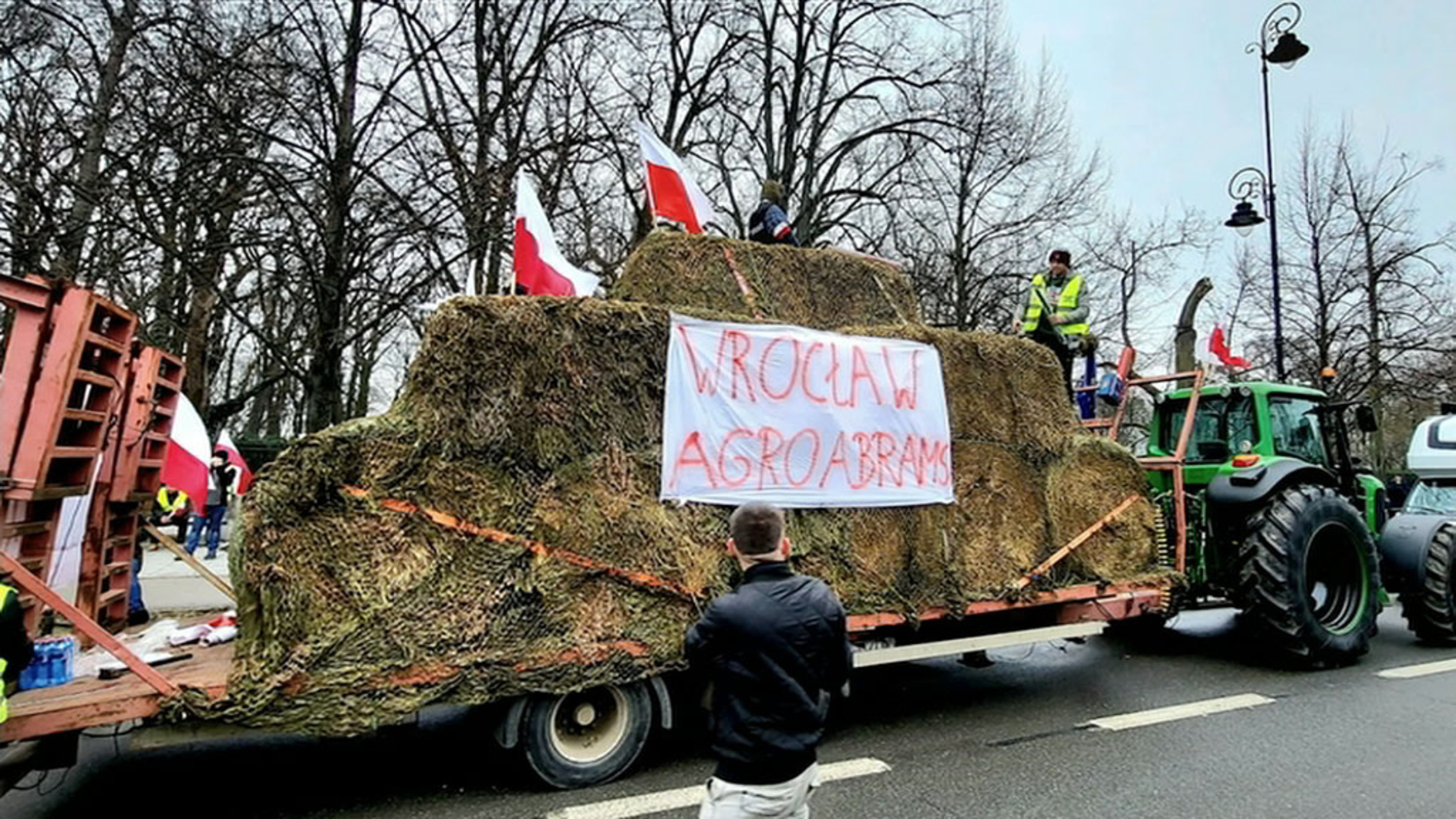По улицам Варшавы проволокли AGROABRAMS