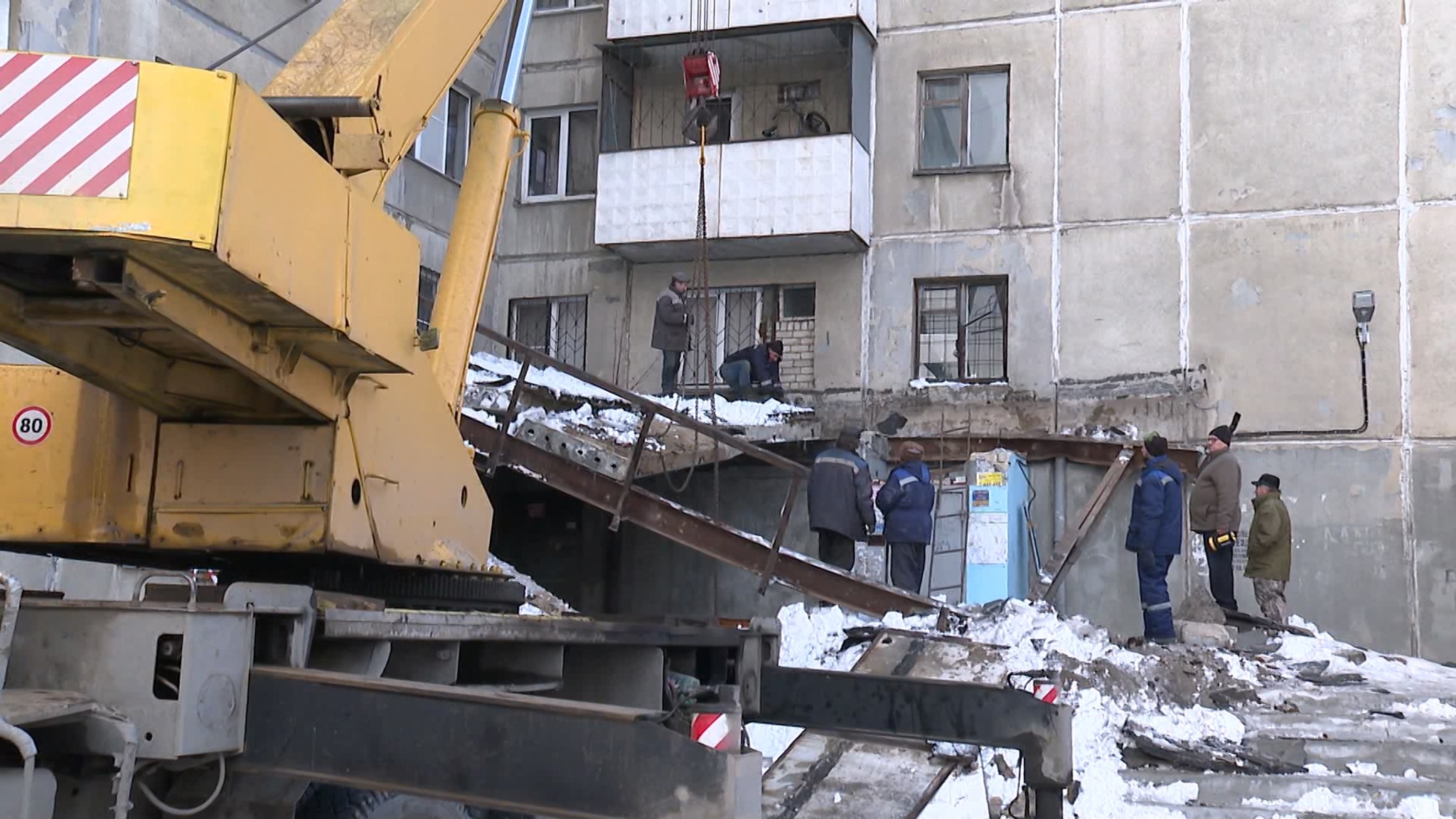 Рухнувший козырек подъезда многоэтажки демонтировали в Челябинске