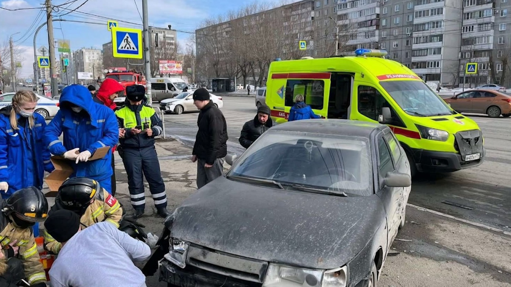 Автомобиль вылетел на остановку в Челябинске, пострадал ребенок