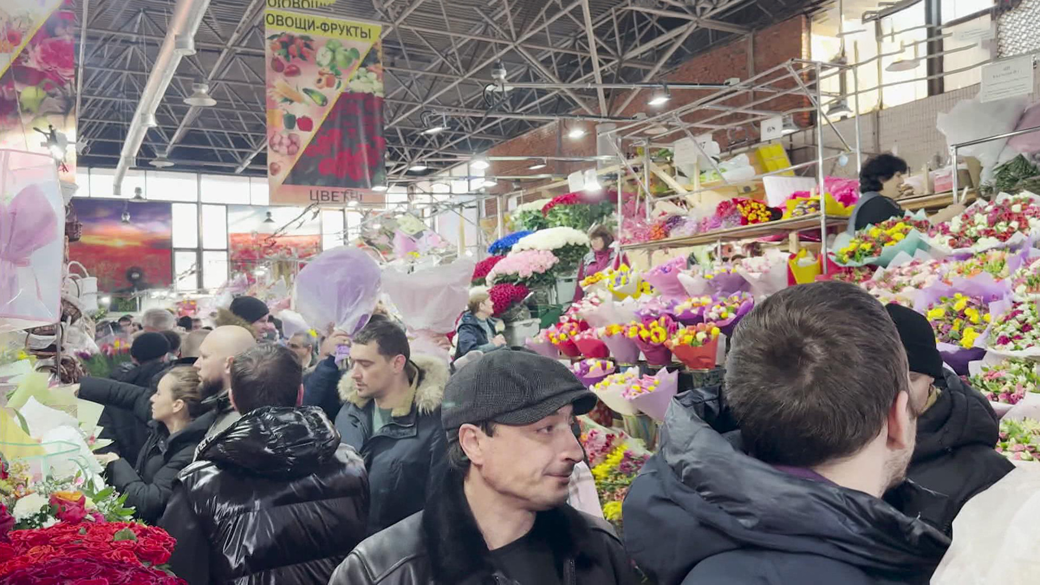 Москвичи массово устремились за цветами