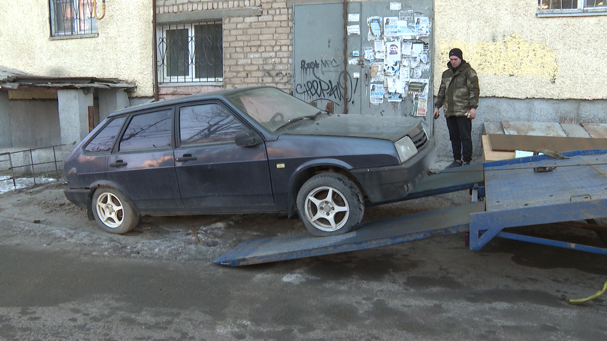 В Волжском освобождают дворы от брошенных автомобилей