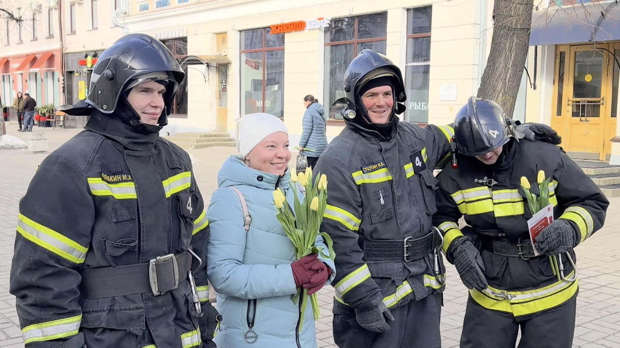 Сотрудники МЧС и ГИБДД поздравили жительниц Ярославля с 8 Марта