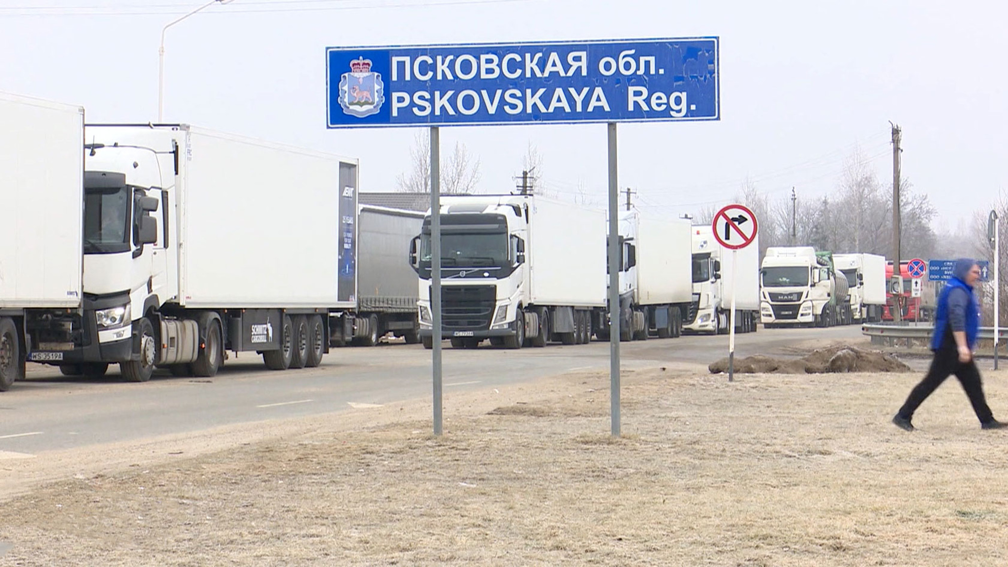 На границе Латвии и России образовались километровые очереди