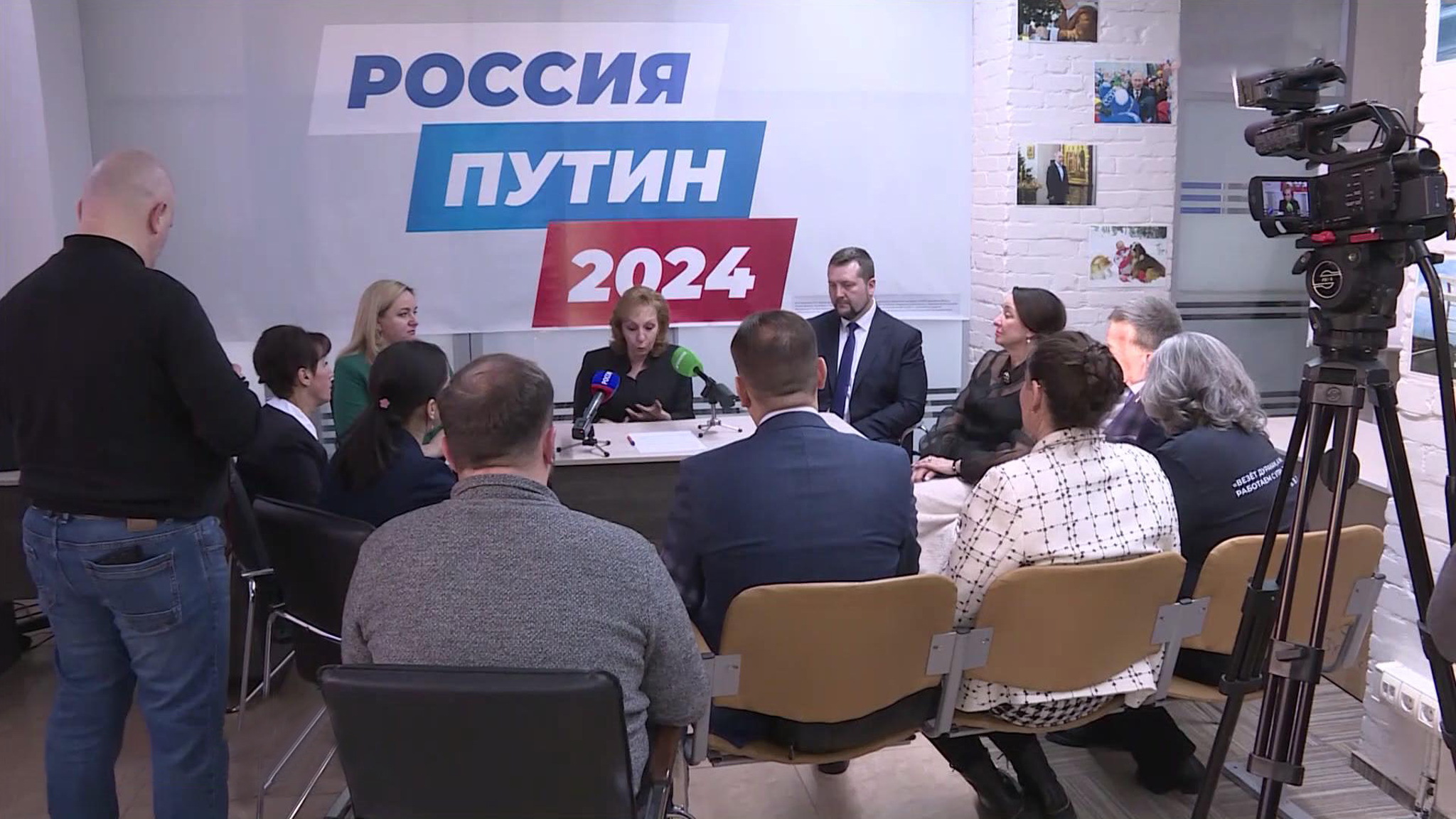На избирательных участках идут последние приготовления к выборам президента РФ