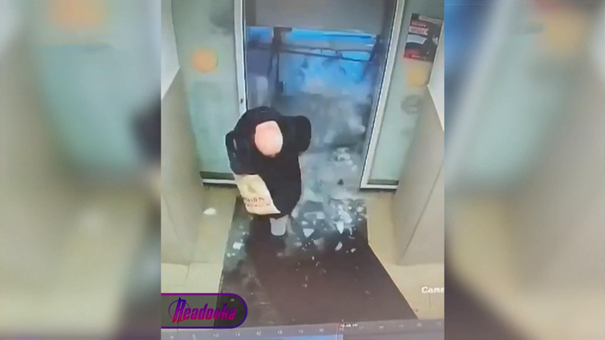 Снежная глыба едва не убила покупательницу магазина