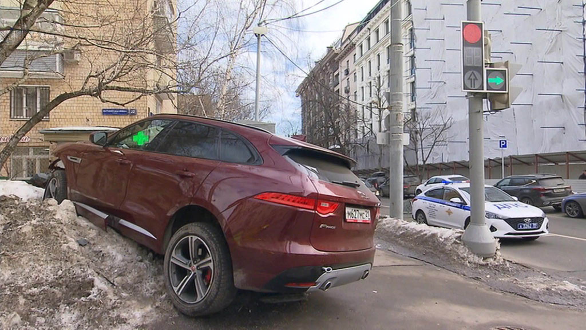 Автомобиль Jaguar вылетел на тротуар и сбил пешеходов в Москве