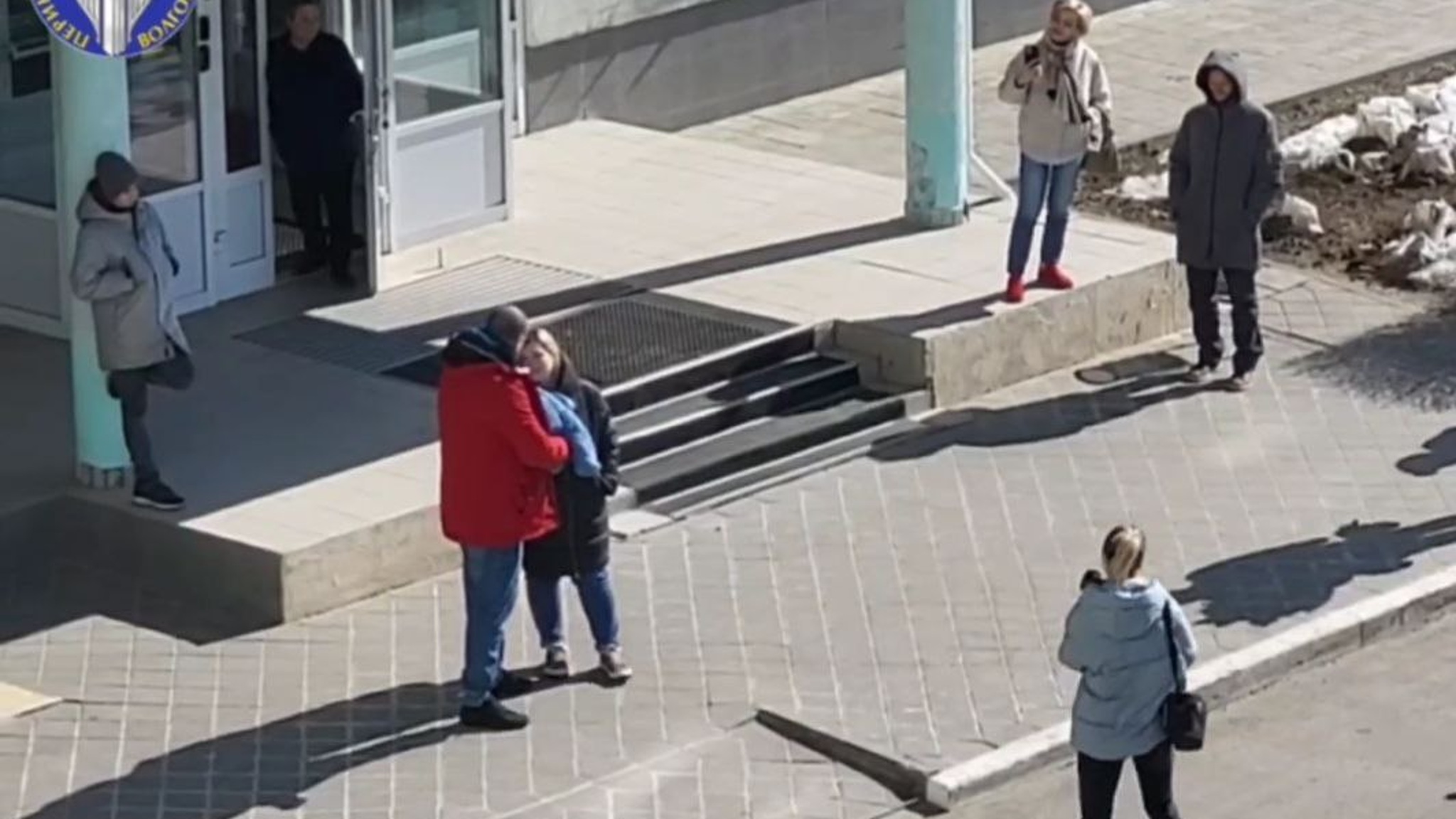 Счастливый отец устроил концерт на выписку мамы с малышом в Волгограде