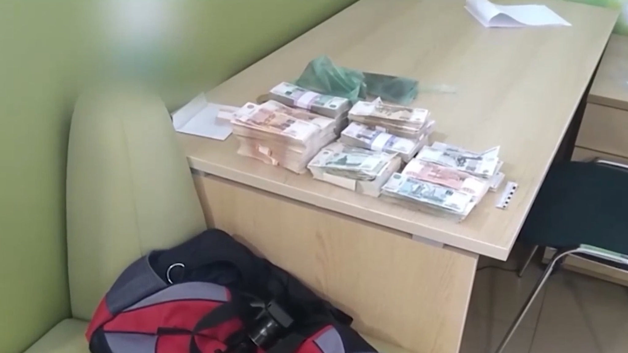 Злоумышленники убедили мужчину ограбить банк в Тюменской области