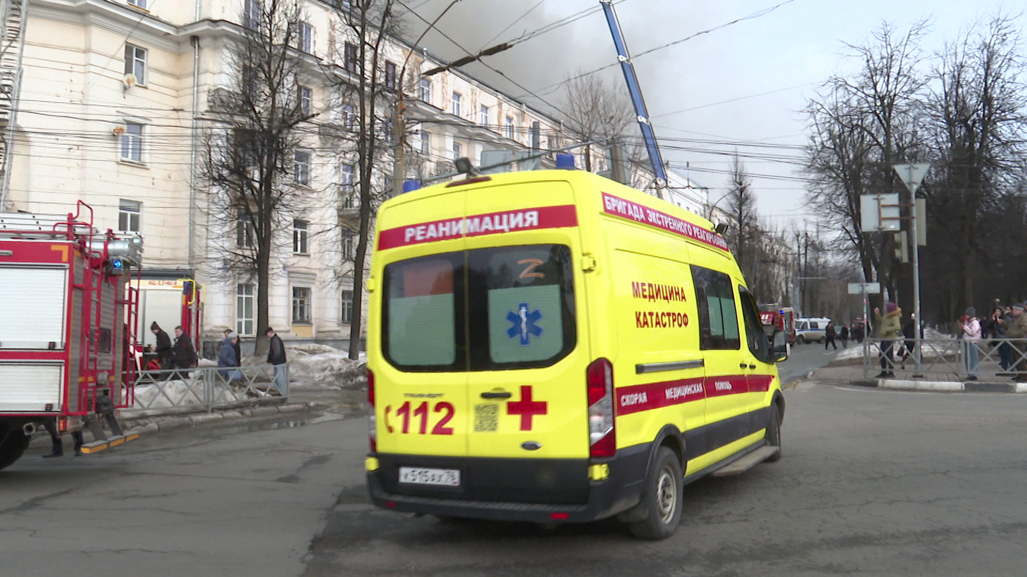 Хватали питомцев и выбегали на улицу: репортаж с места пожара в Ярославле