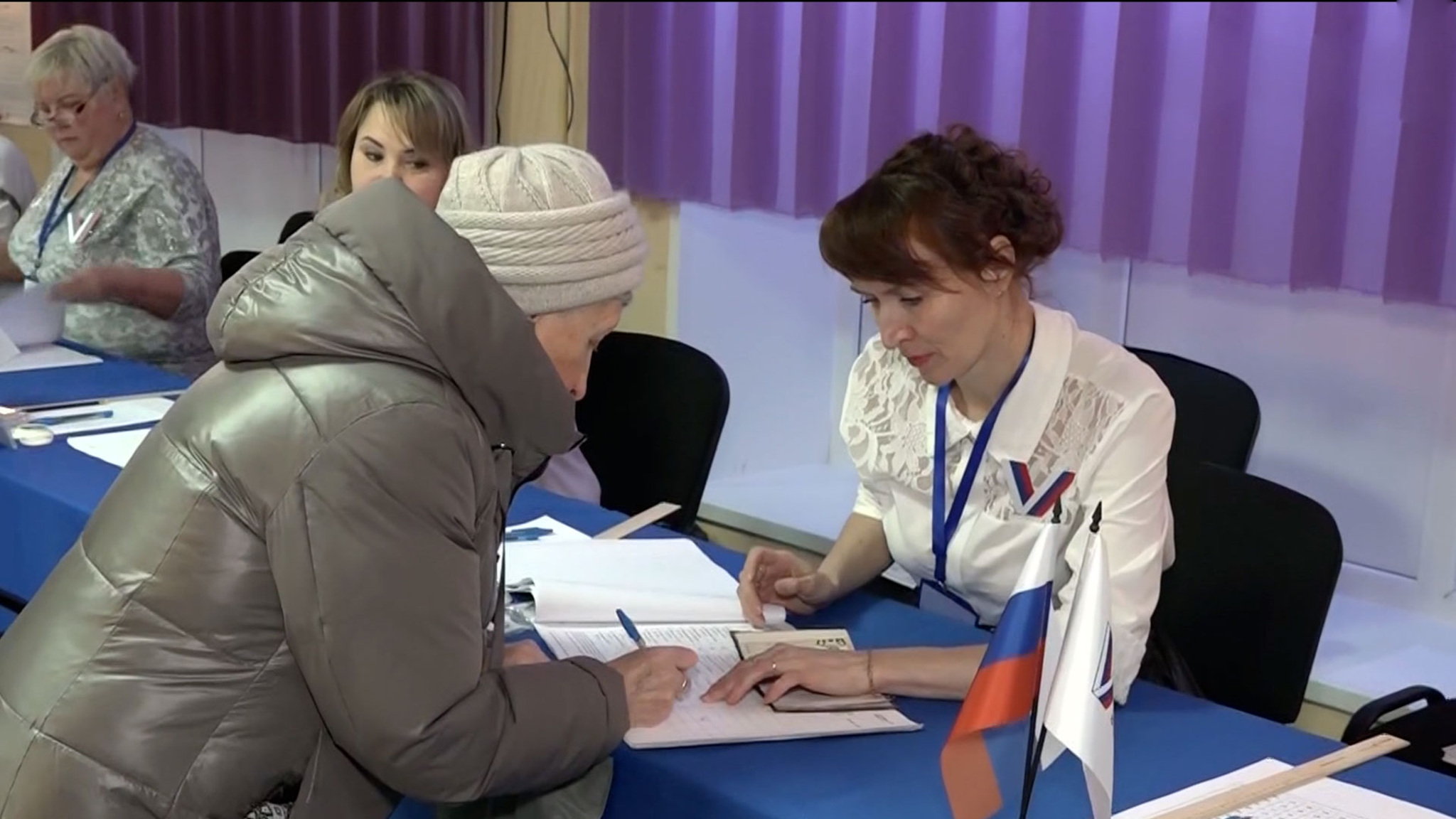 Жители Мурманской области пришли до открытия участков для голосования