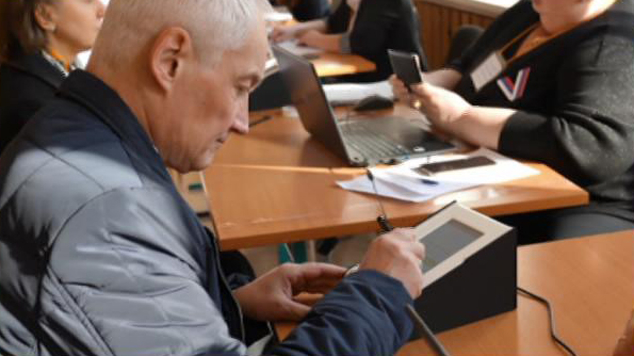 Многие известные политики проголосовали в первый день выборов