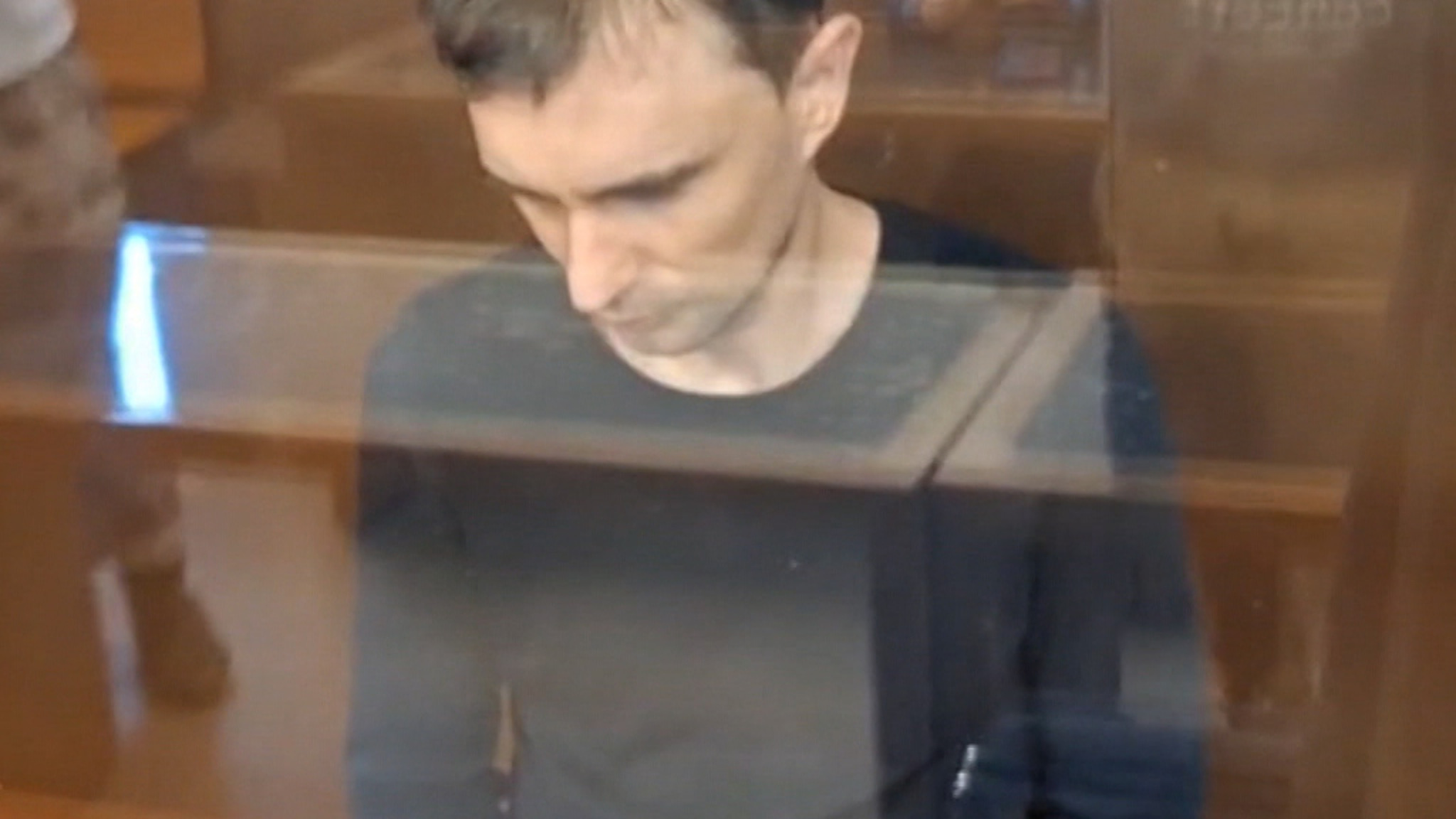 Суд отправил в СИЗО мужчину, бросившего свою девушку под поезд