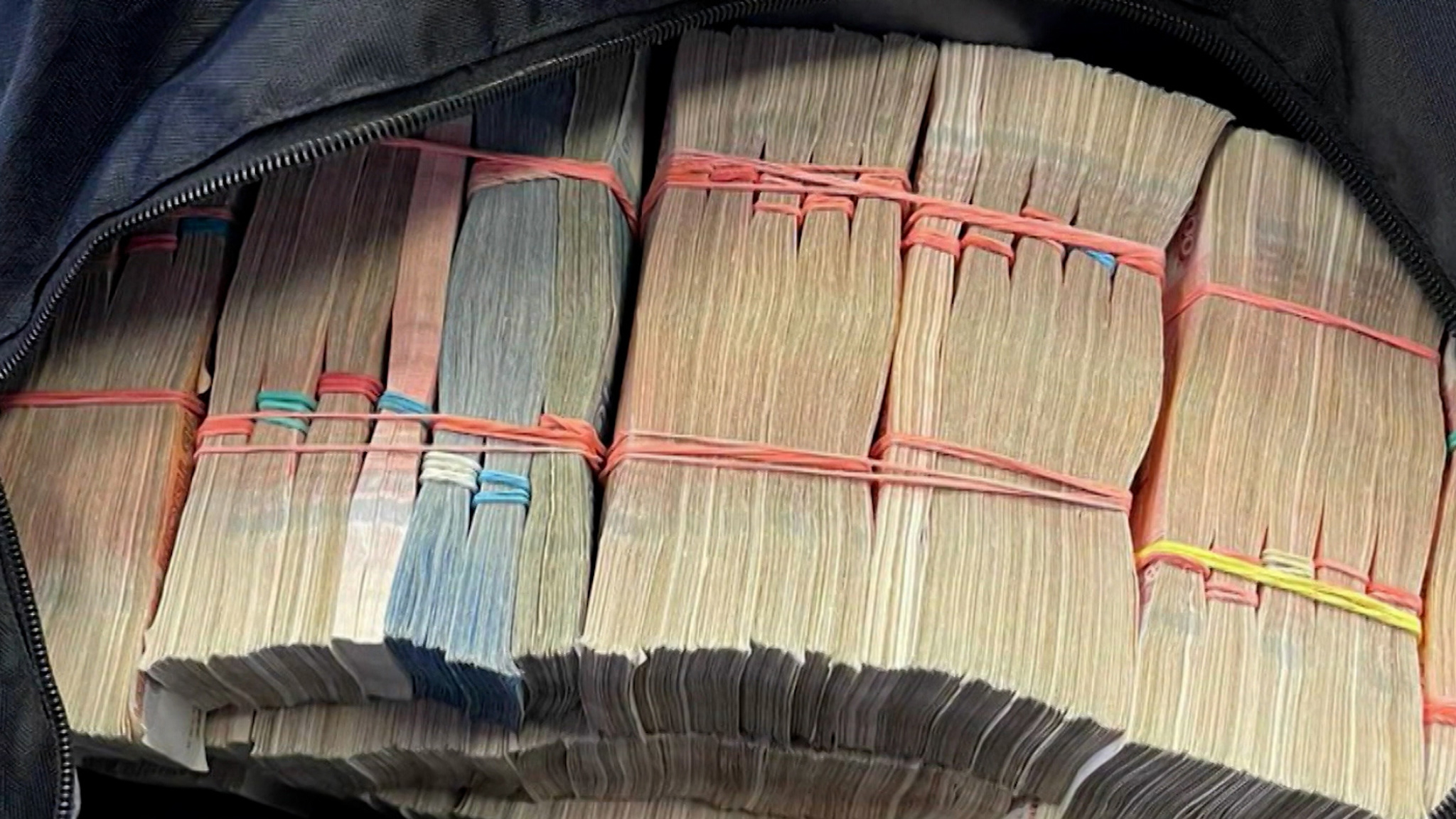Прохожий отобрал "добычу" у дерзкого грабителя
