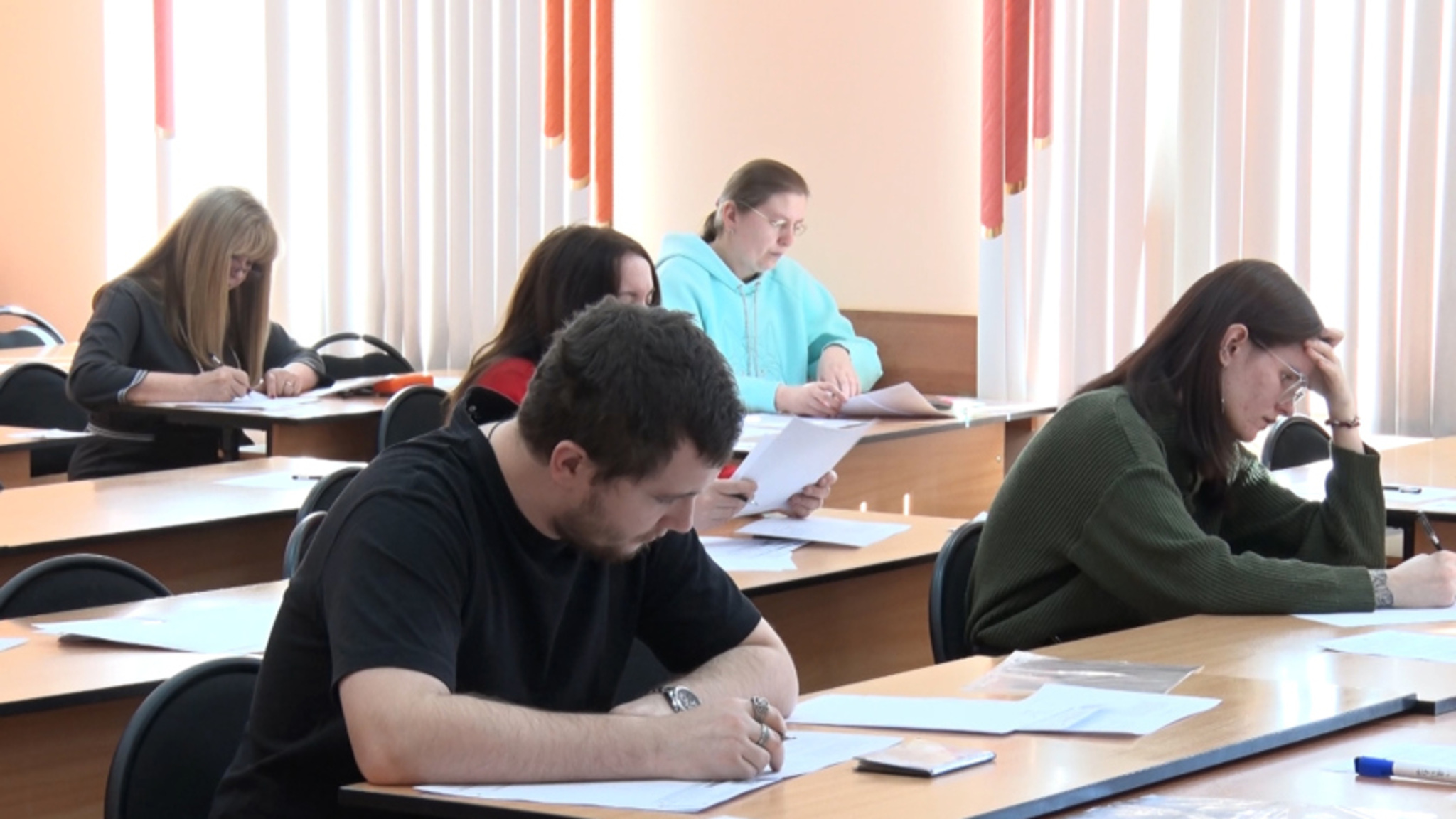 Испытано на себе: родители амурских выпускников сдали ЕГЭ