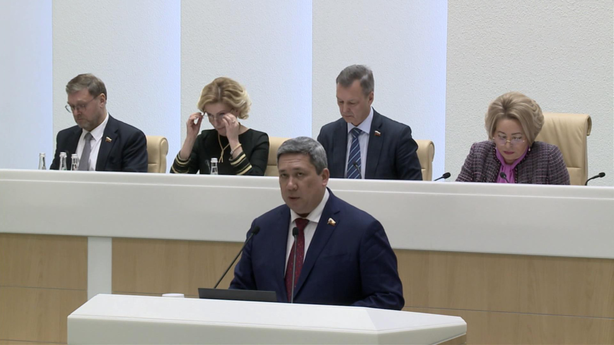 Совфед одобрил закон об освобождении лиц, подписавших контракт с ВС России