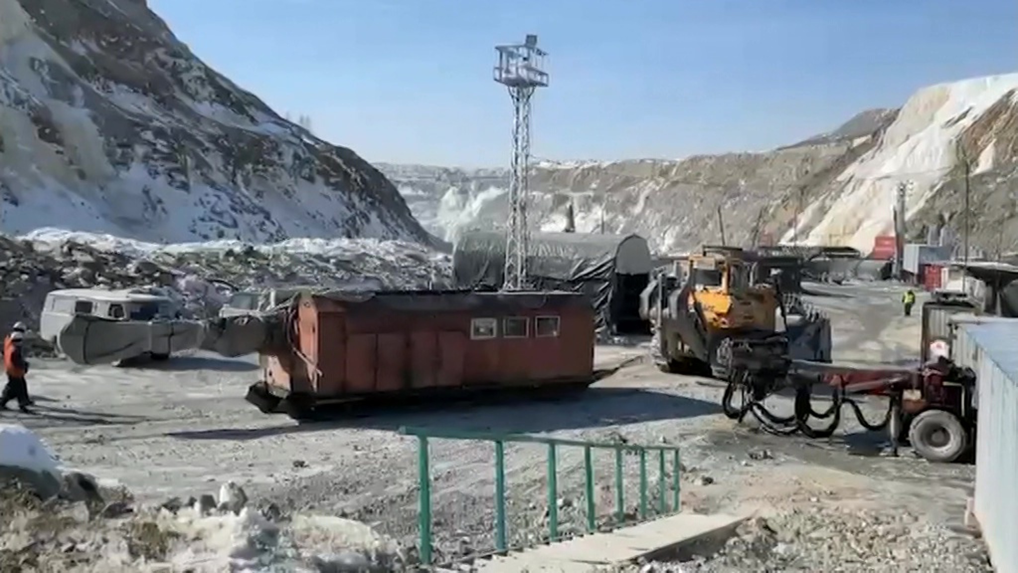 Спасатели пробиваются к заблокированным в шахте горнякам