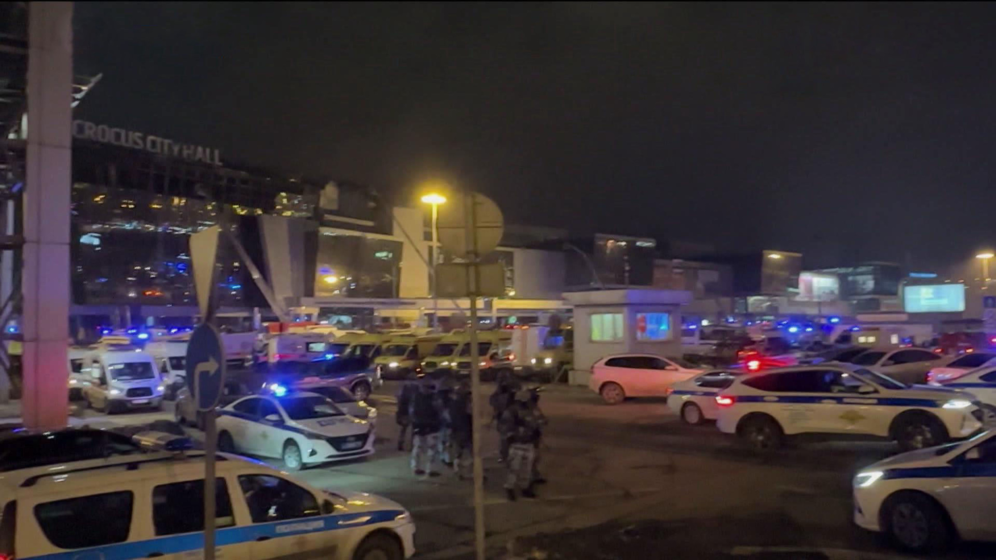 Посетители "Крокуса" объединились и помогали друг другу спастись