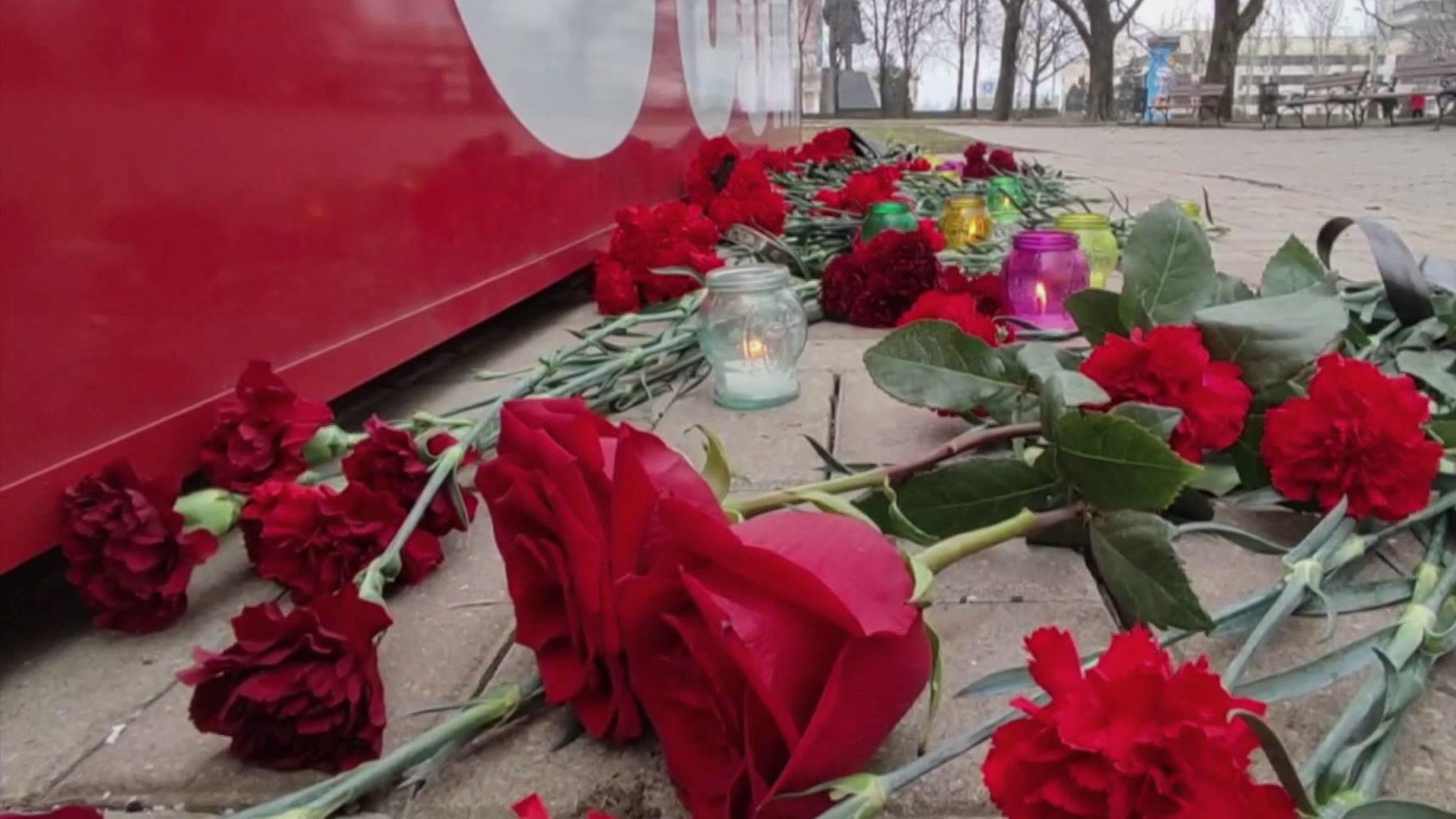 В память о жертвах теракта в "Крокус Сити Холле" россияне создают стихийные мемориалы
