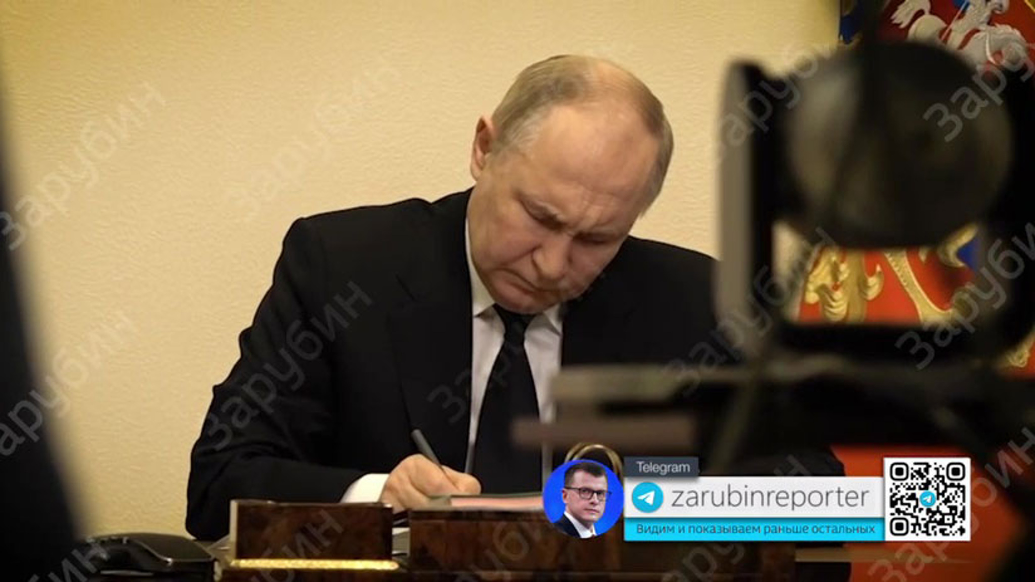 На редких кадрах можно увидеть, как Путин готовил обращение к россиянам