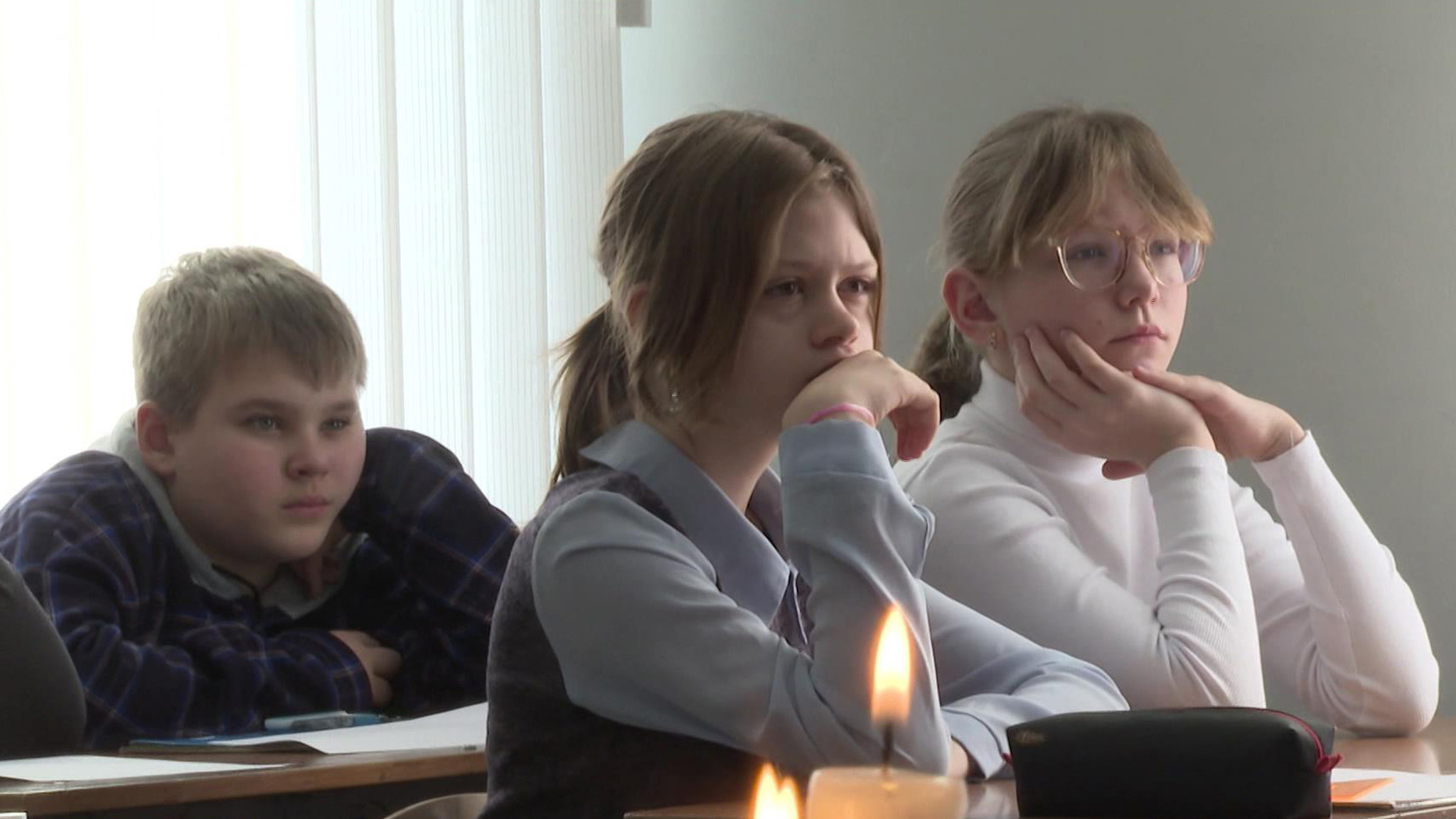 Школьники в память о жертвах теракта cделали хрупкие крокусы из бумаги