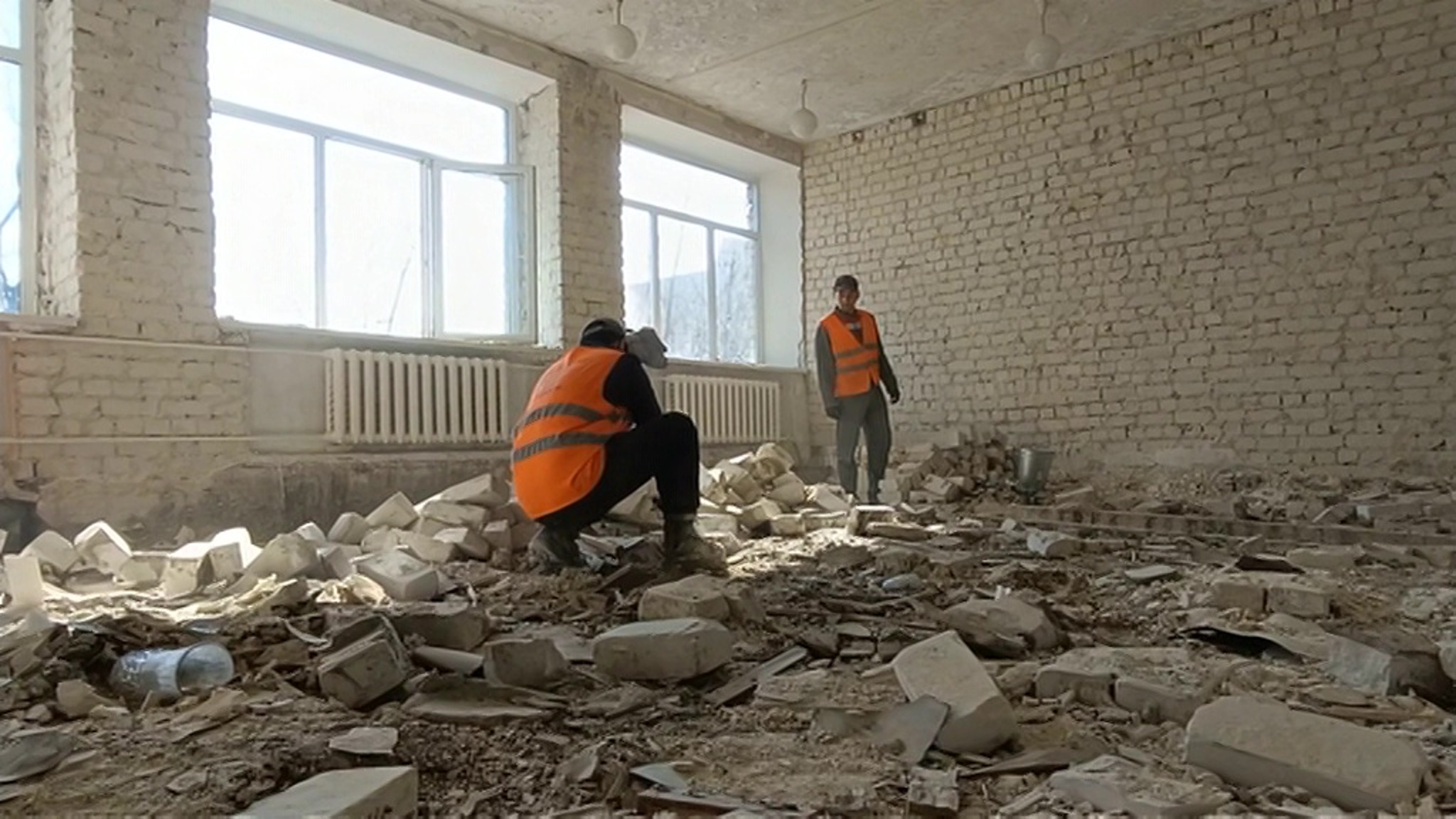 В ЛНР ремонтируют школу, пострадавшую от обстрелов ВСУ