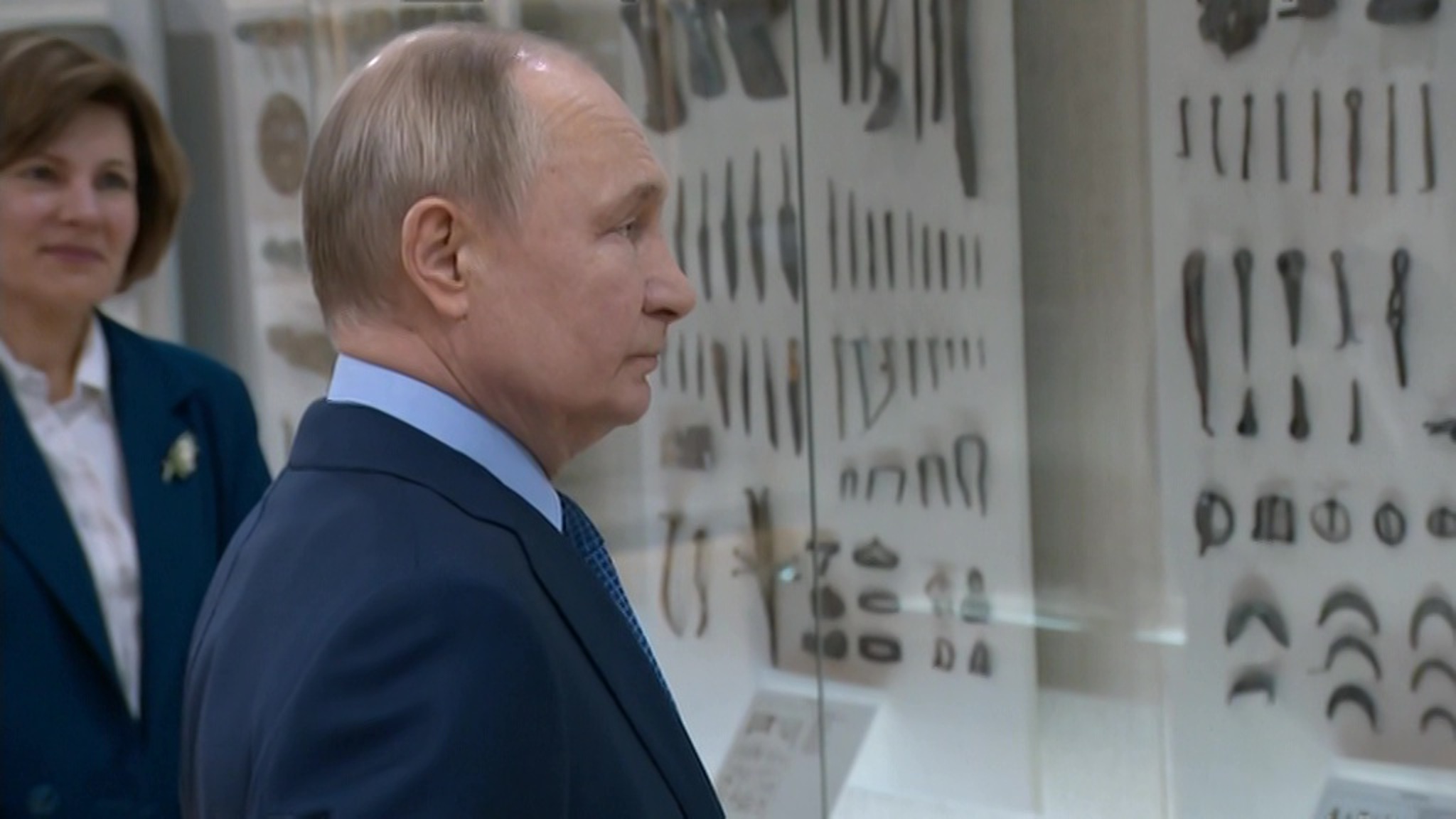 Путин посетил музей в Торжке и вышел к народу