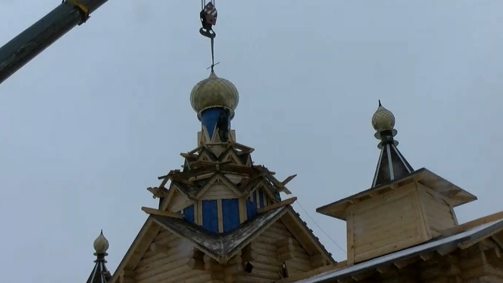 В Волжске на строящийся деревянный храм установили купола