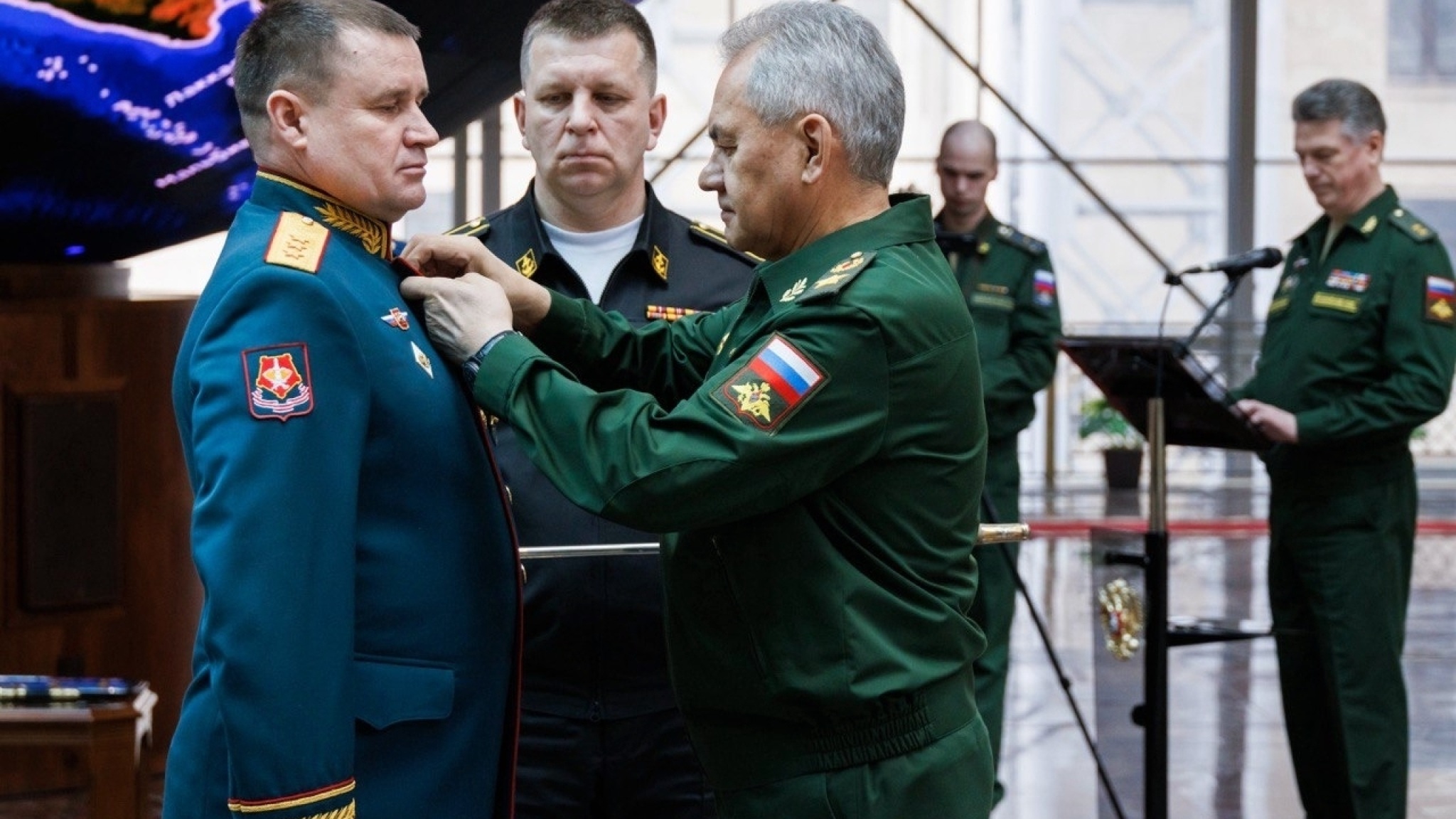 Шойгу вручил медаль "Золотая звезда" Мордвичеву