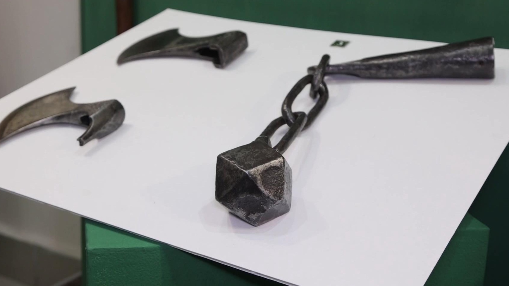 "Крепкая кольчуга": в Омске показали образцы кольчатых доспехов