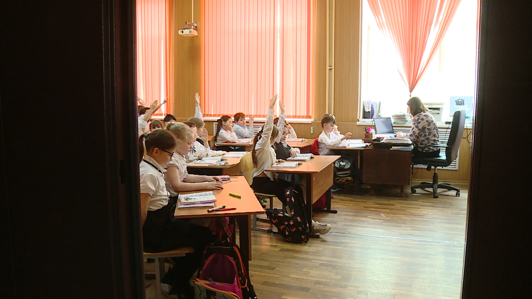 Прием стартовал: волгоградские родители будущих первоклассников подают заявления в школы