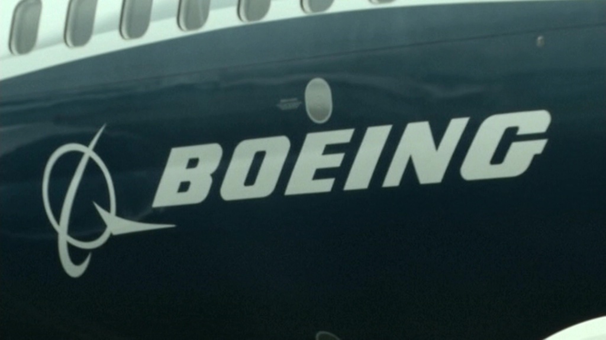 У авиалайнера Boeing в полете прорвало туалет
