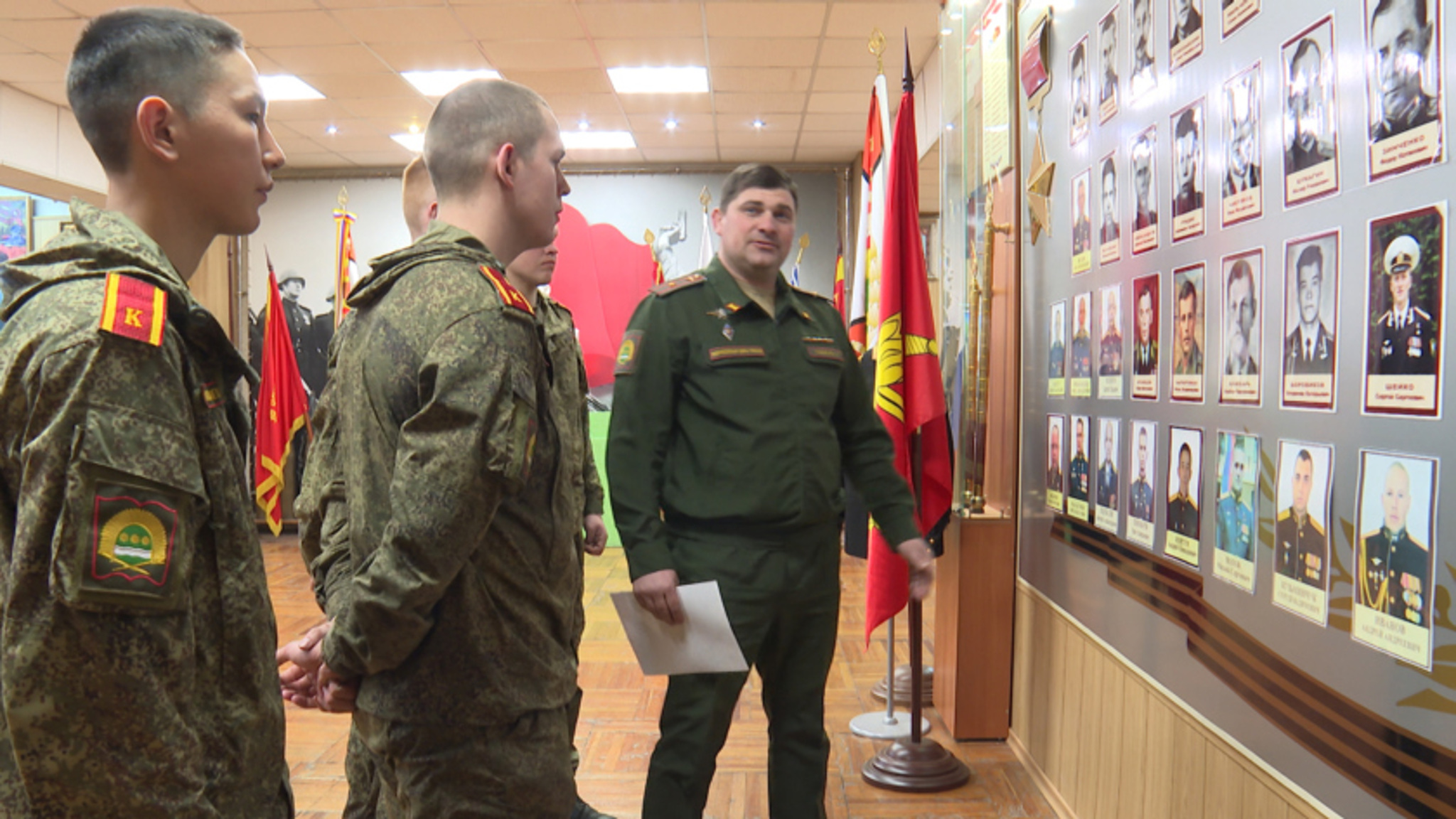 Медаль и наградное оружие вручили амурскому бойцу СВО за мужество и героизм