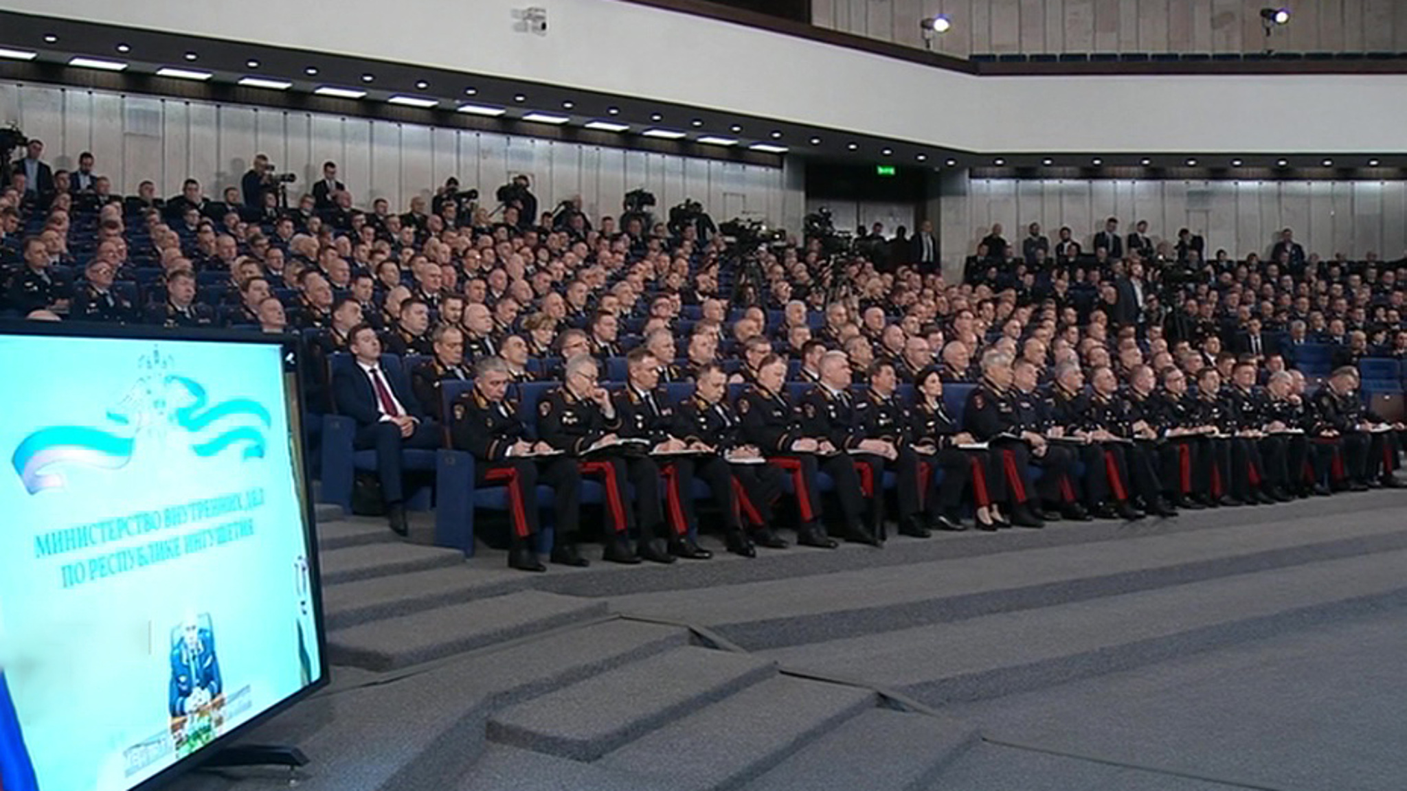 Путин призвал сотрудников МВД работать, как в условиях военного времени