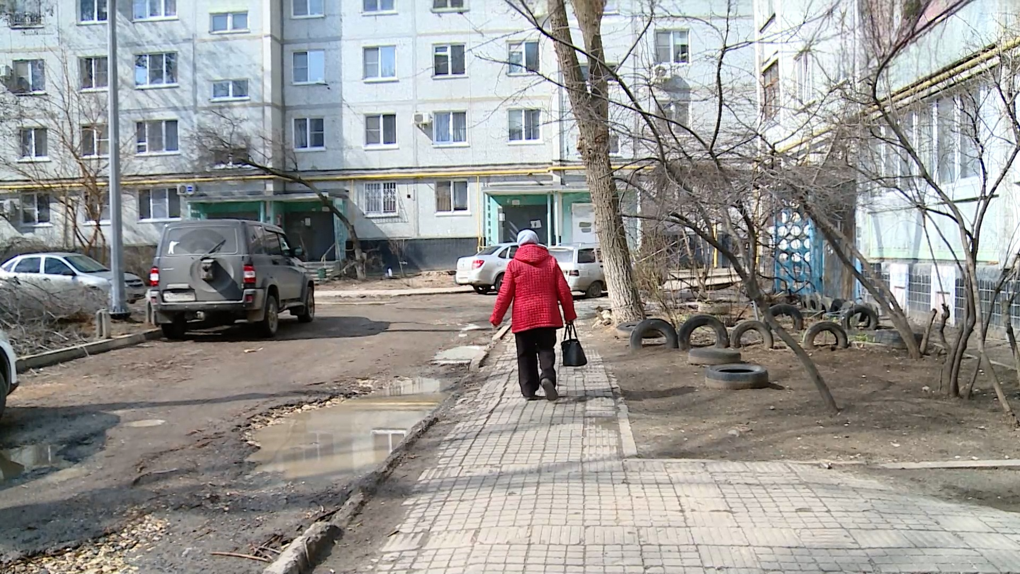 "Ни пройти, ни проехать": жители Волгограда добились комплексного обновления двора