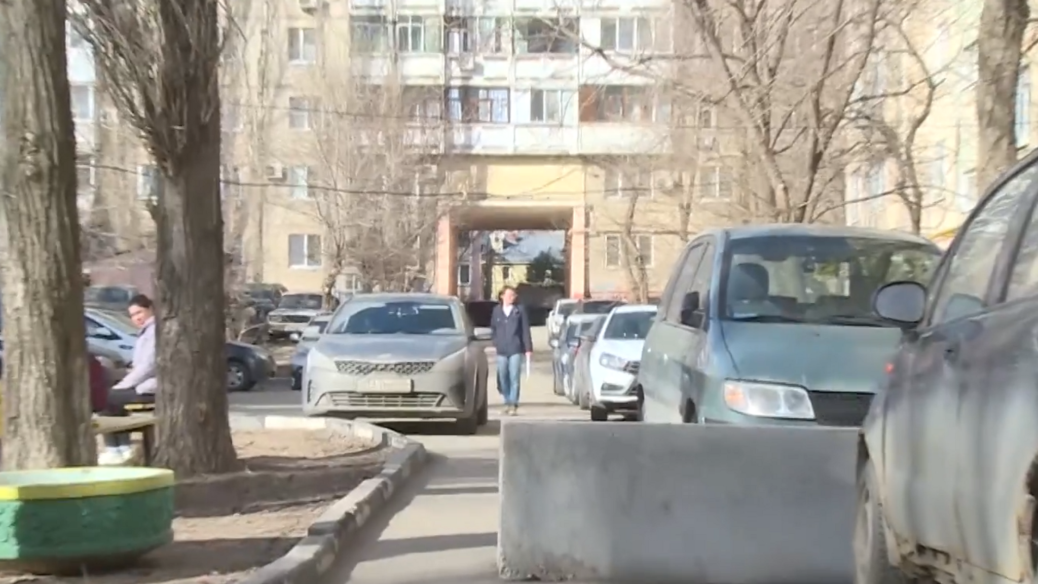 Жильцы дома №39 обеспокоены опасной близостью дороги и детской площадки