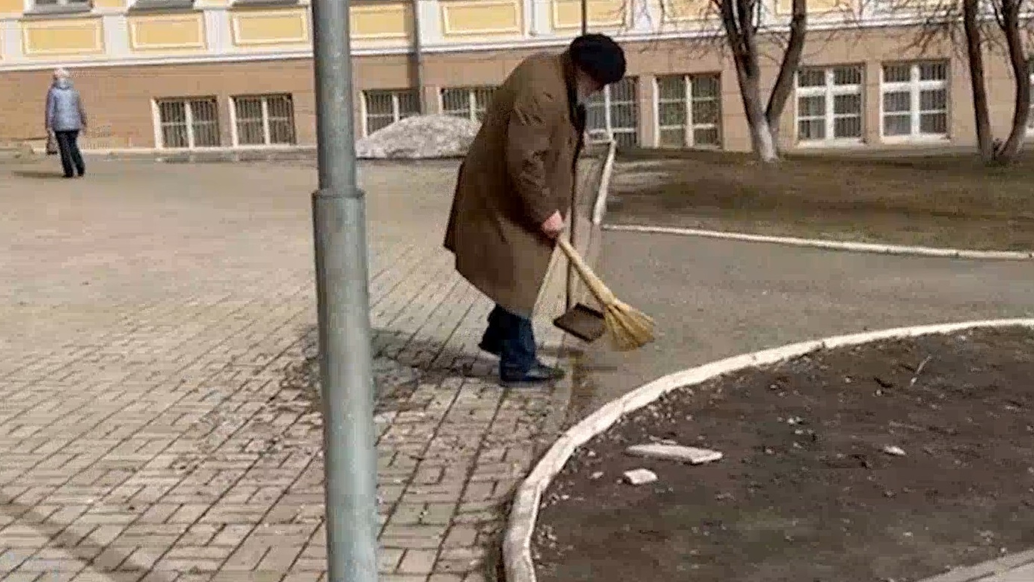 Йошкаролинец Сергей Лялин навёл порядок у памятника Йошкину коту