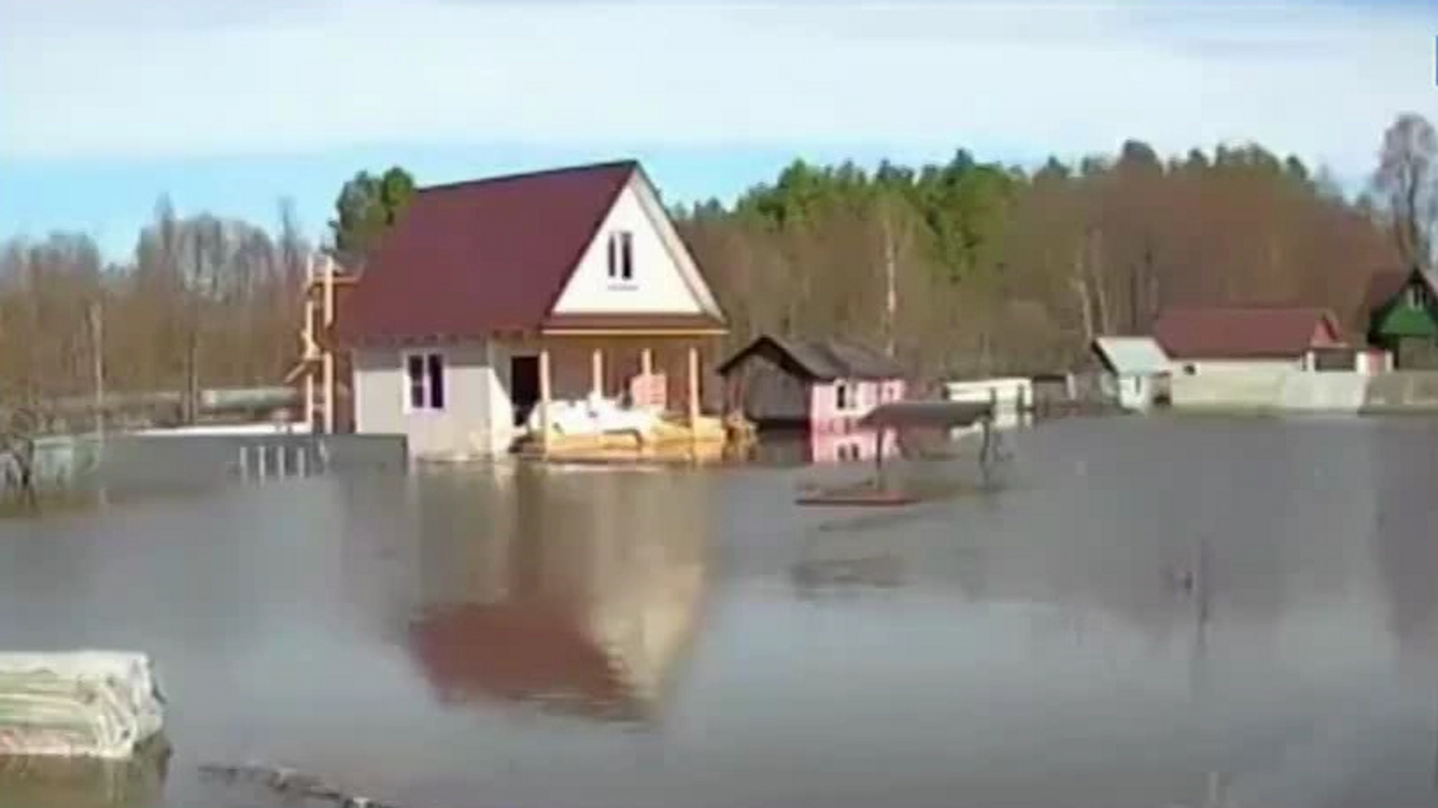 В Нижегородской области под талой водой оказались мосты и придомовые территории