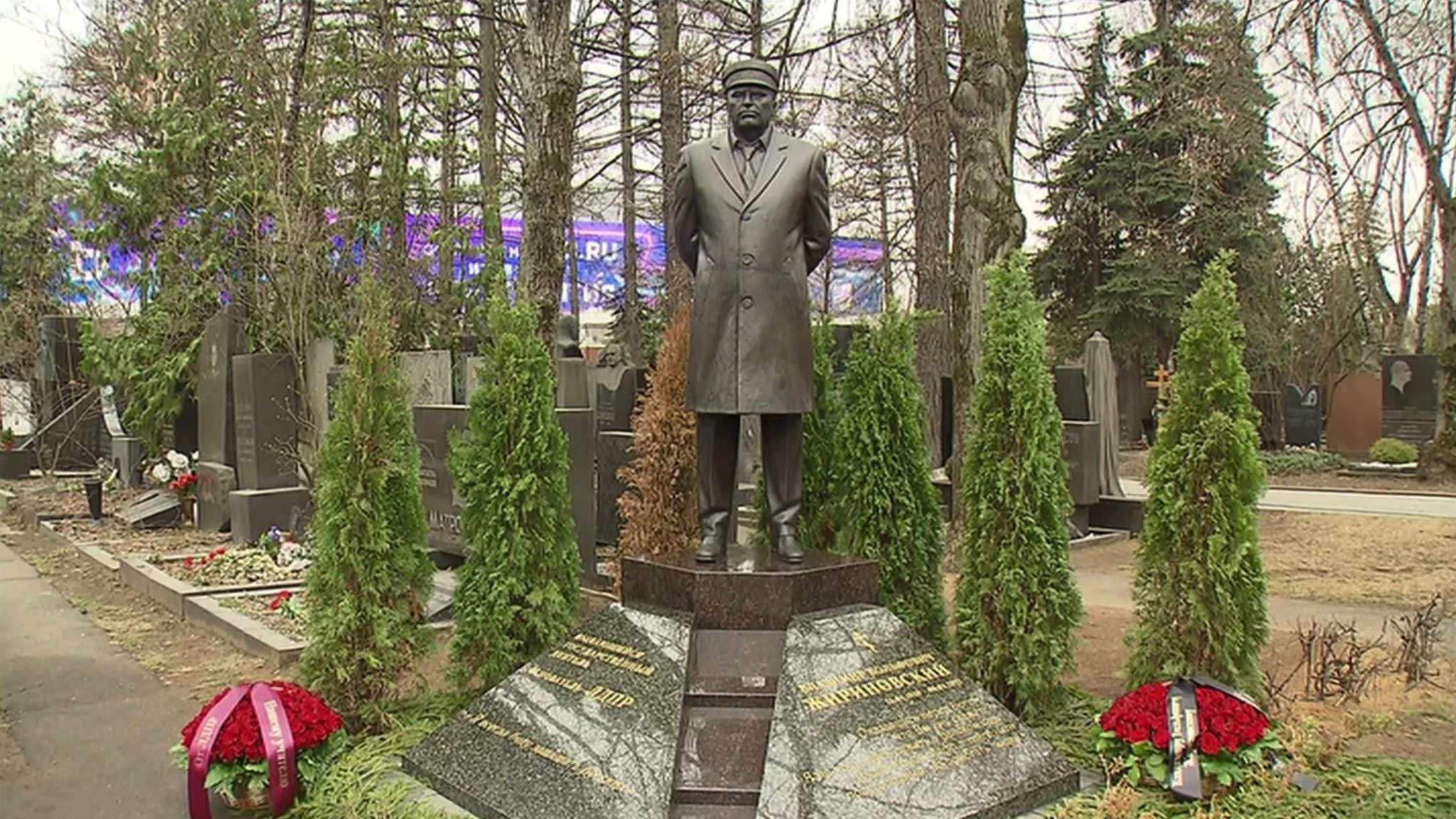 На Новодевичьем кладбище почтили память Владимира Жириновского