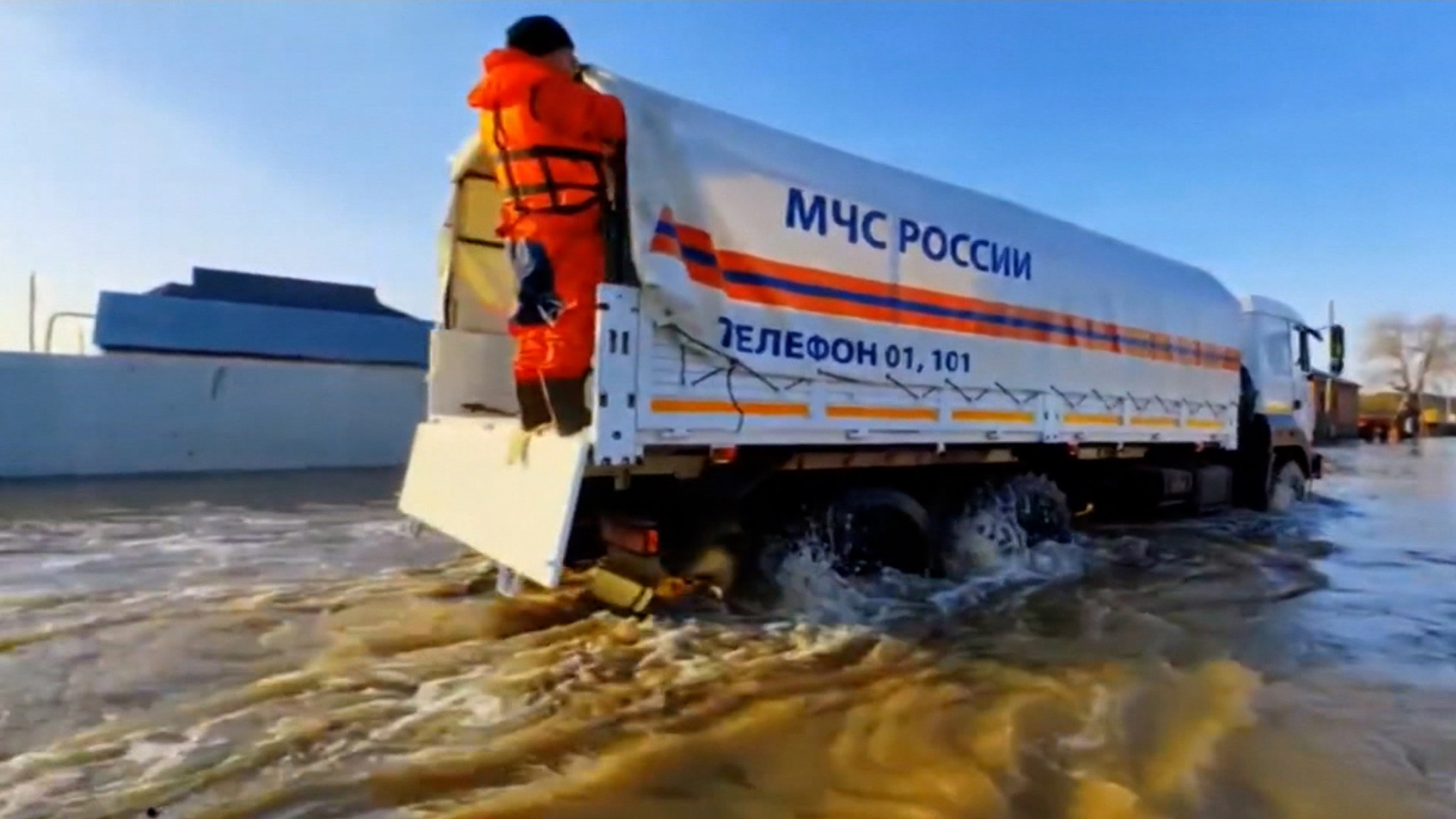 Дорогу в старый город в Орске частично затопило