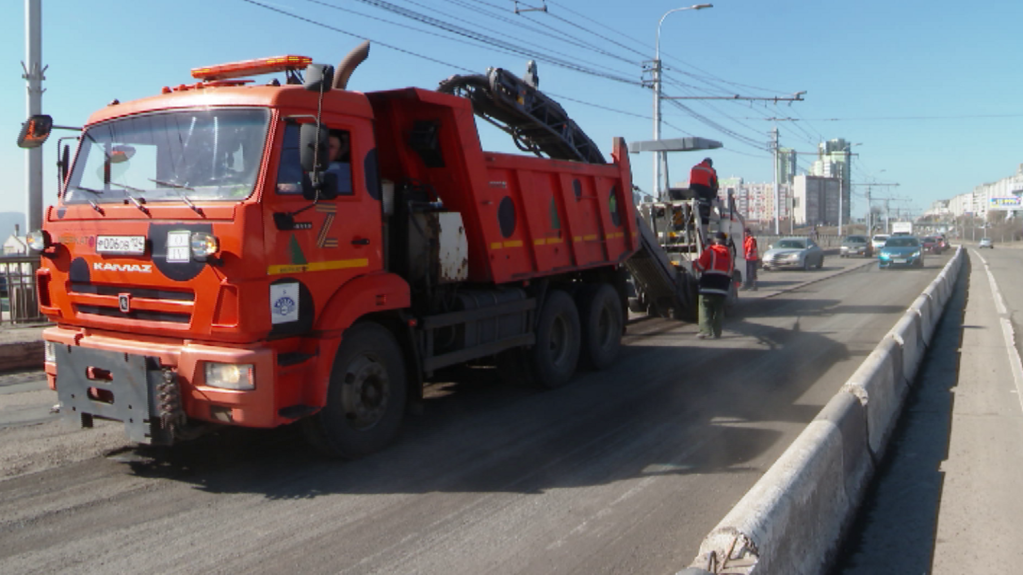 В Красноярске начали ремонтировать дорогу на Копыловском мосту