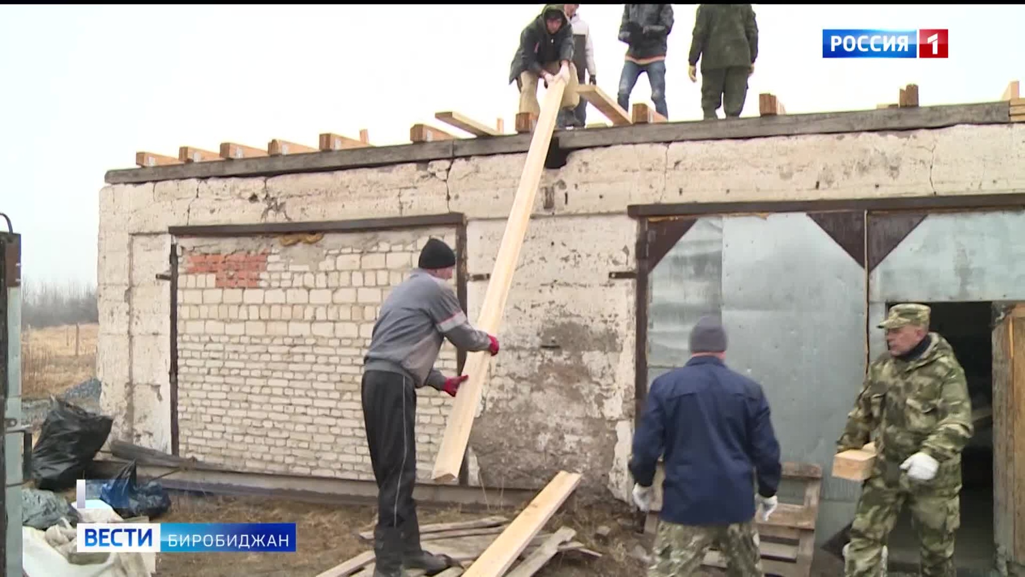 Добровольцы откликнулись на просьбу энтузиастов из Теплоозерска в постройке конюшни