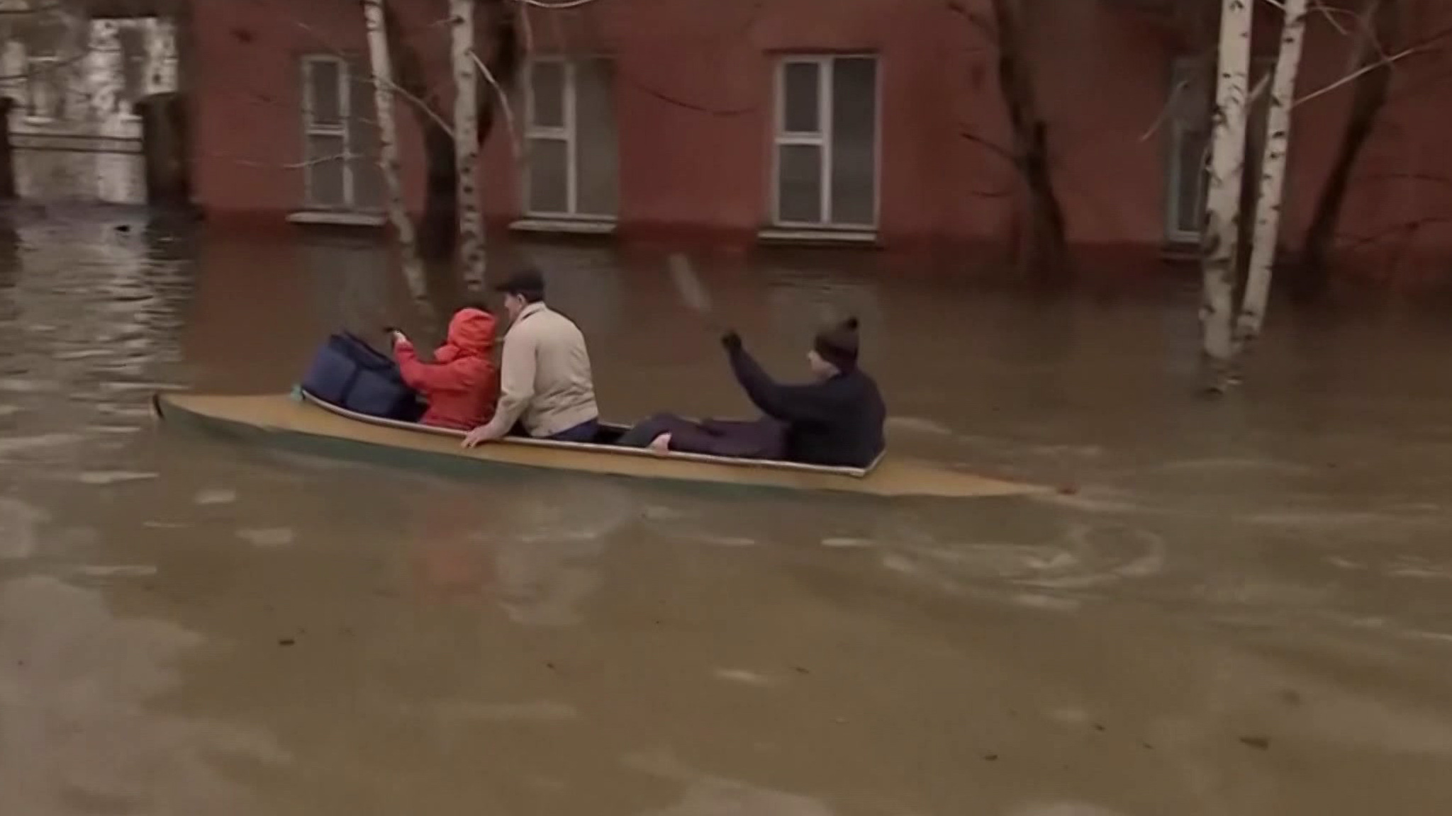 Вода в затопленном из-за паводка Орске начала уходить