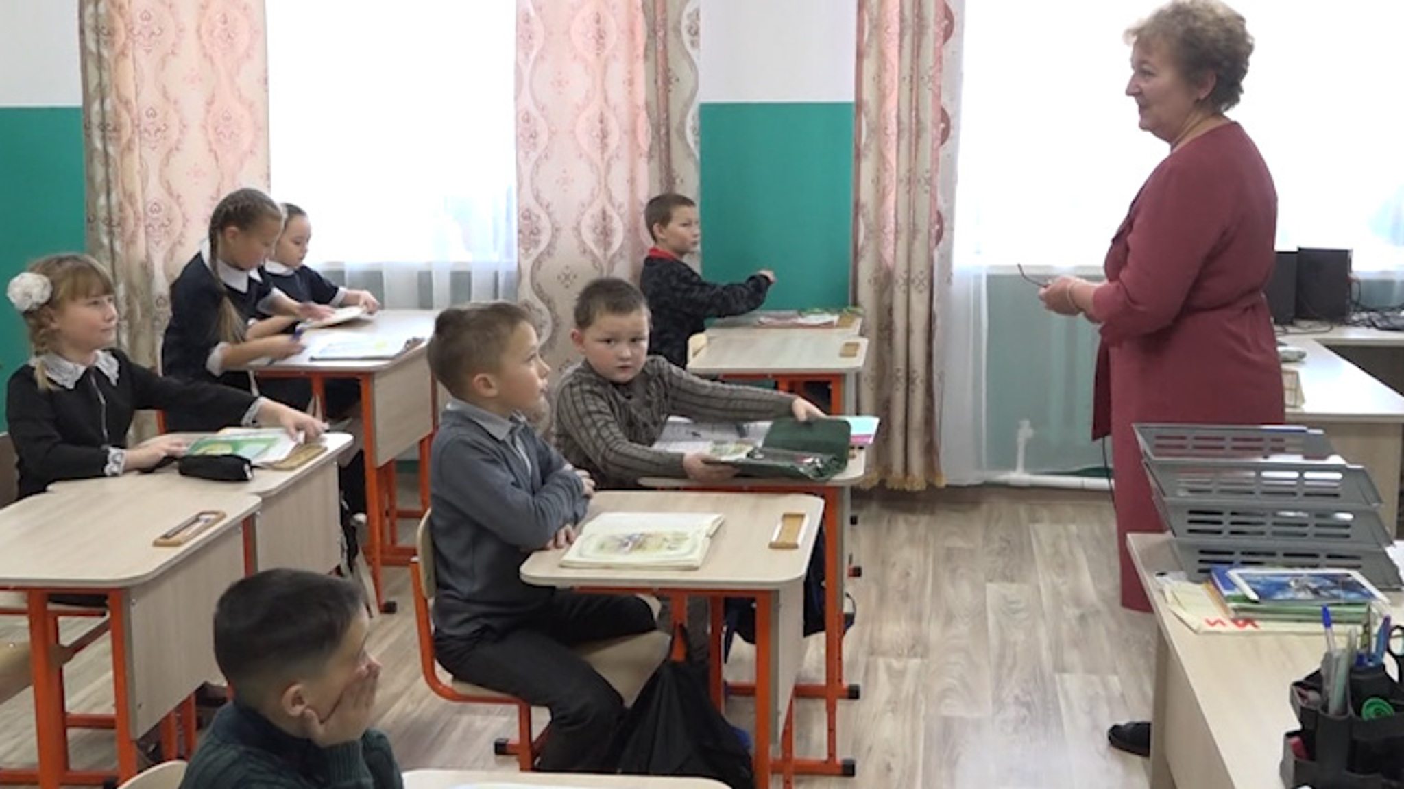Выплаты классным руководителям в малых городах увеличили до 10 тыс рублей