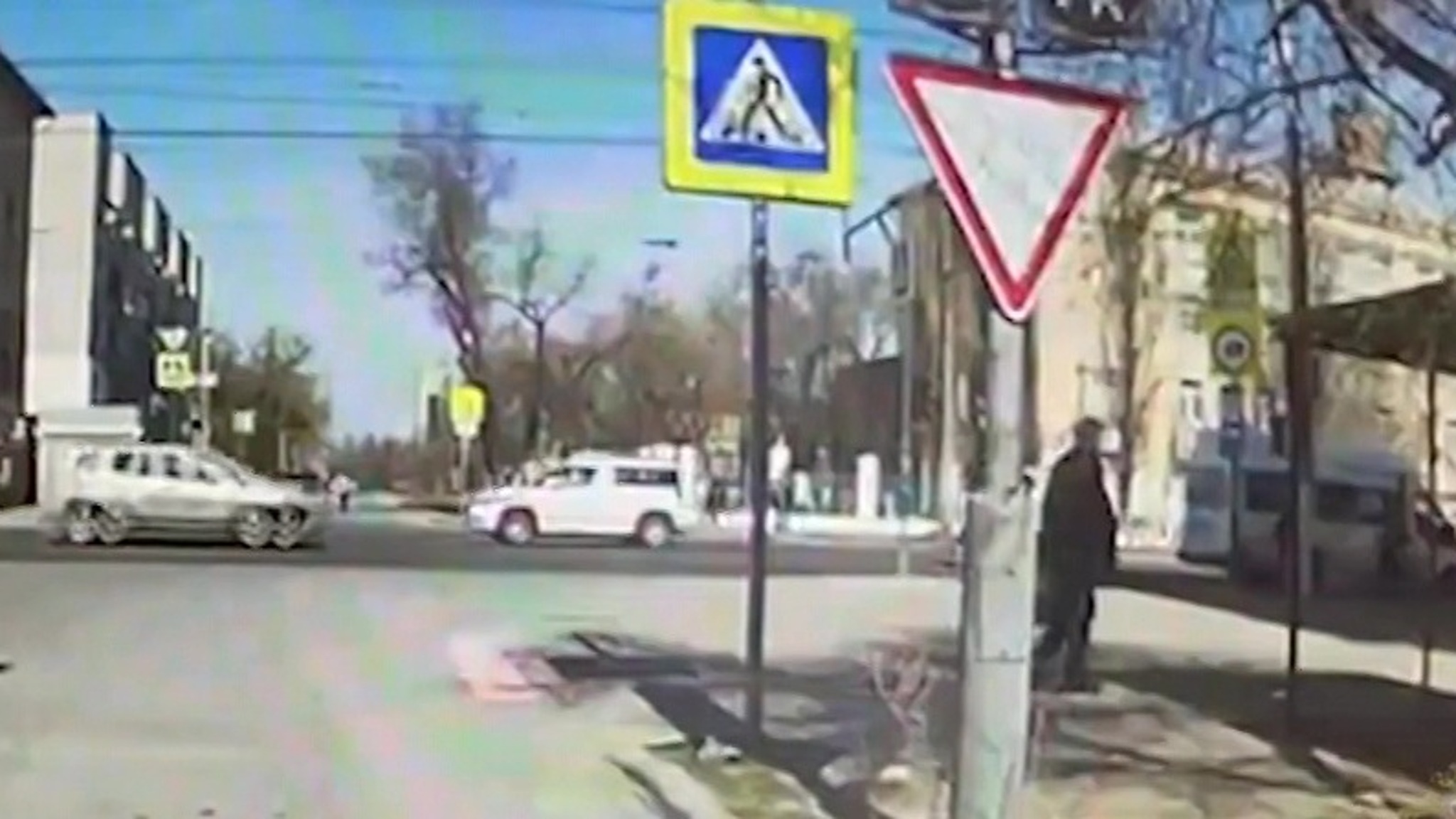 Внедорожник на переходе в Волгограде сбил сразу четверых школьников