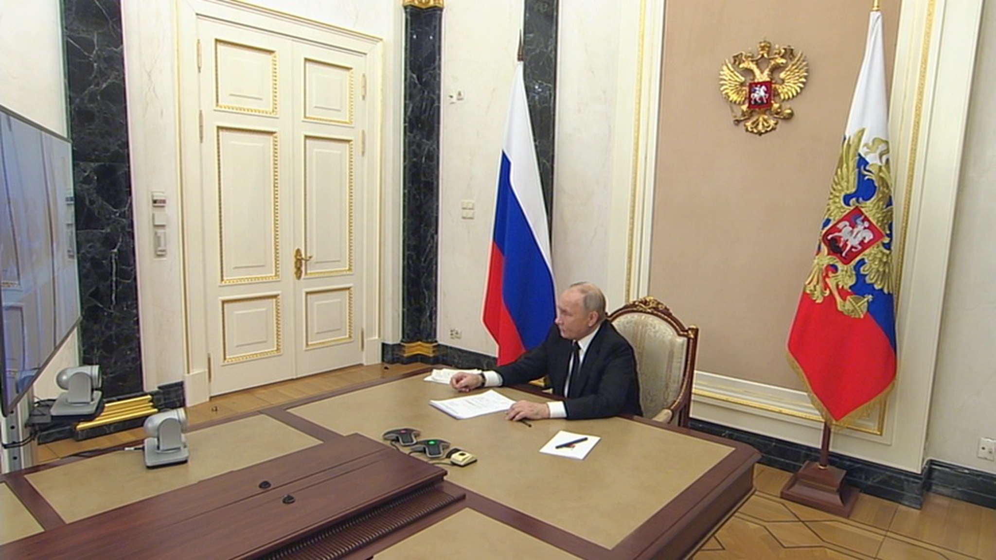 Путин поручил главе Минстроя готовить программу восстановления затопленных домов
