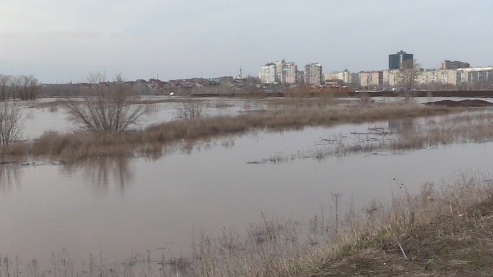 Большая вода Урала не отступает от Оренбурга