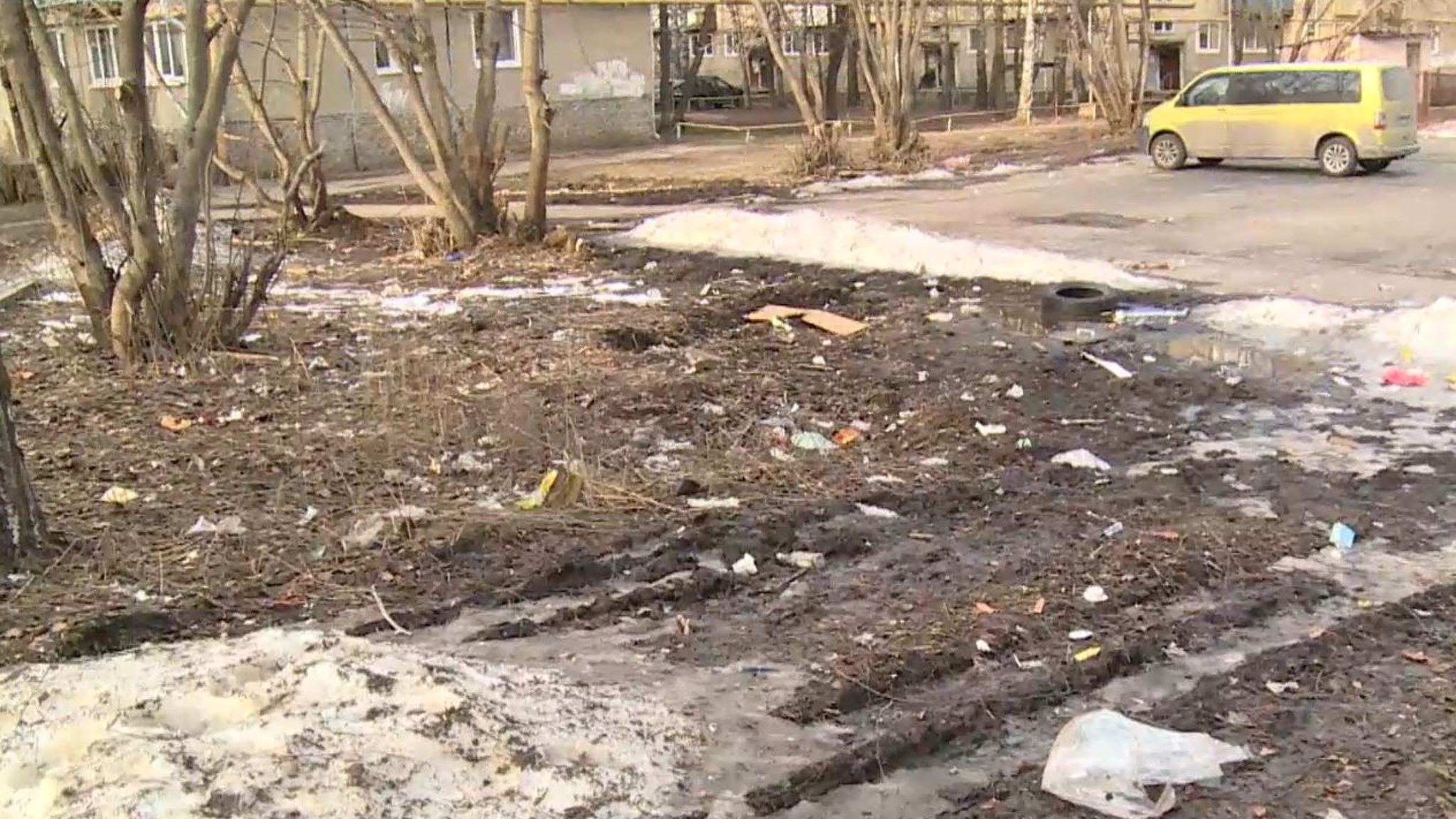 Весна обнажила замусоренность дворов и улиц Йошкар-Олы